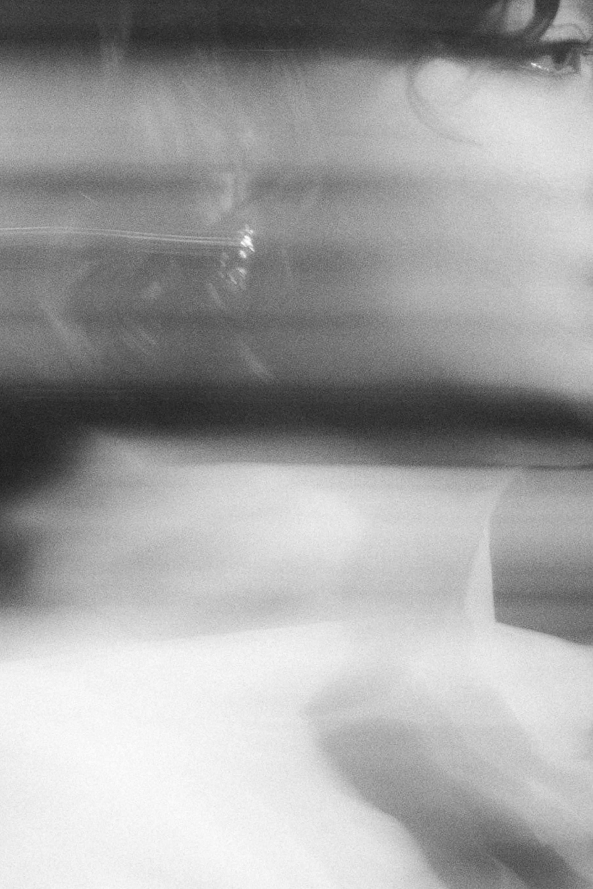 Experimental motion blur black and white portrait of singer Timea, artistic analog aesthetic / Experimentálny čiernobiely portrét speváčky Timea s pohybovým rozostrením, umelecká analógová estetika.