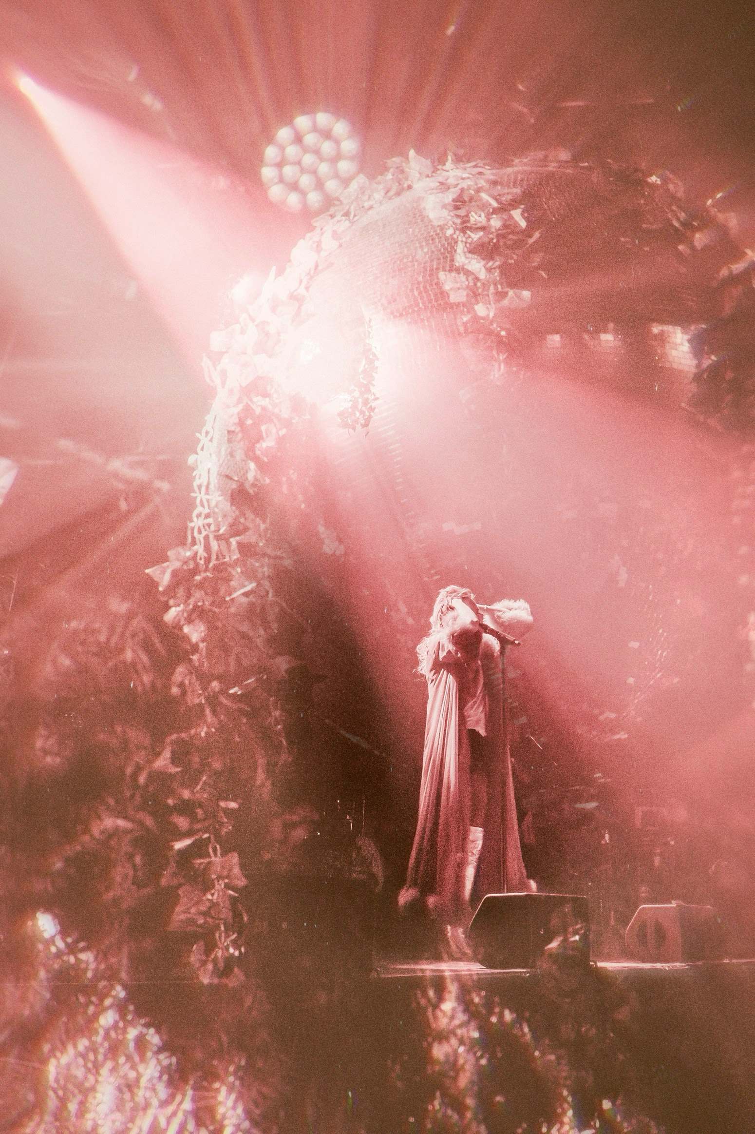 Suki Waterhouse - MTELUS