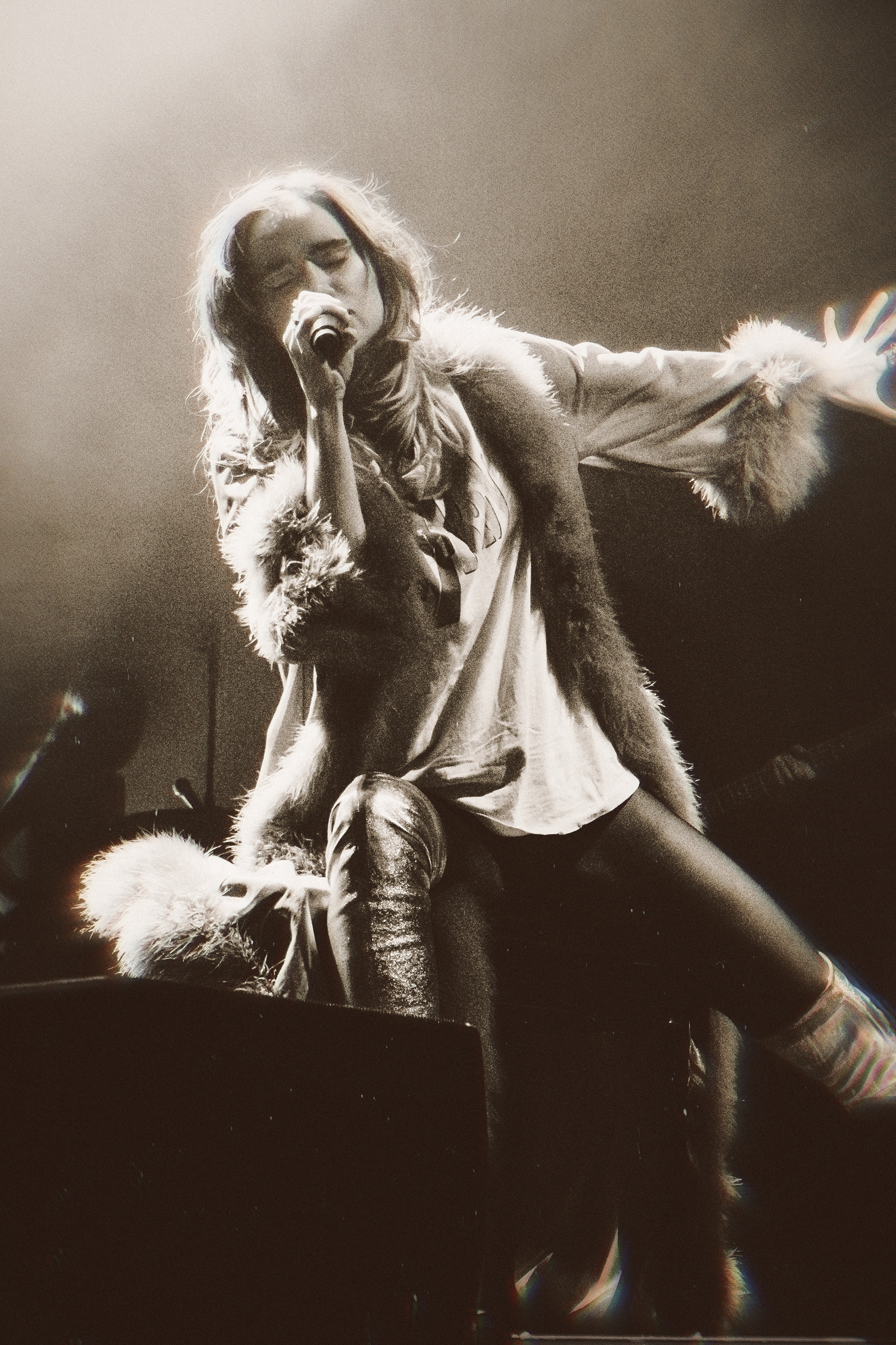 Suki Waterhouse - MTELUS