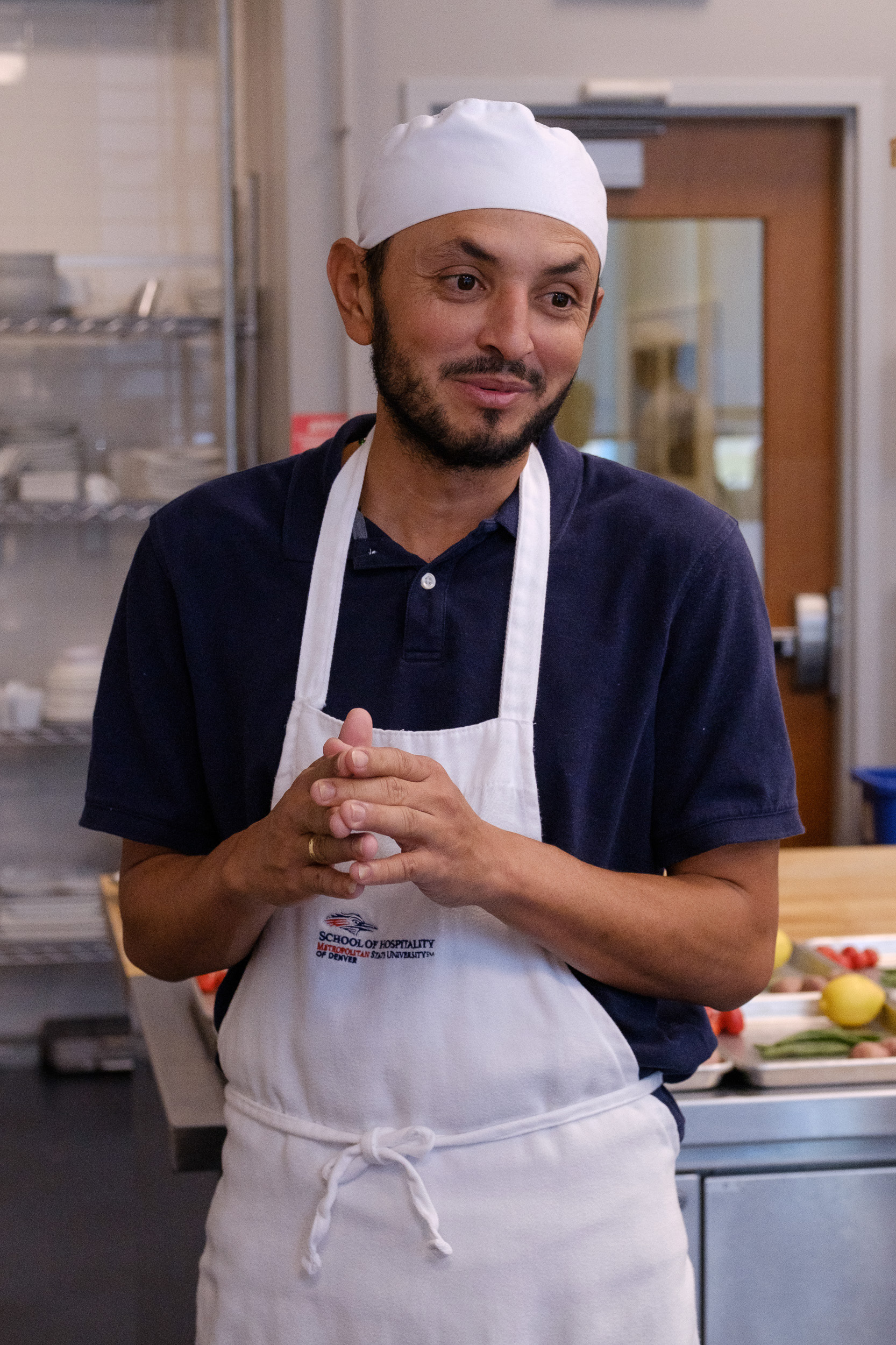 Andrés Goenaga, de Colombia, siempre había querido asistir a una escuela de cocina, pero no había tenido la oportunidad hasta ahora. (Claudia A. García, especial para The Colorado Sun)