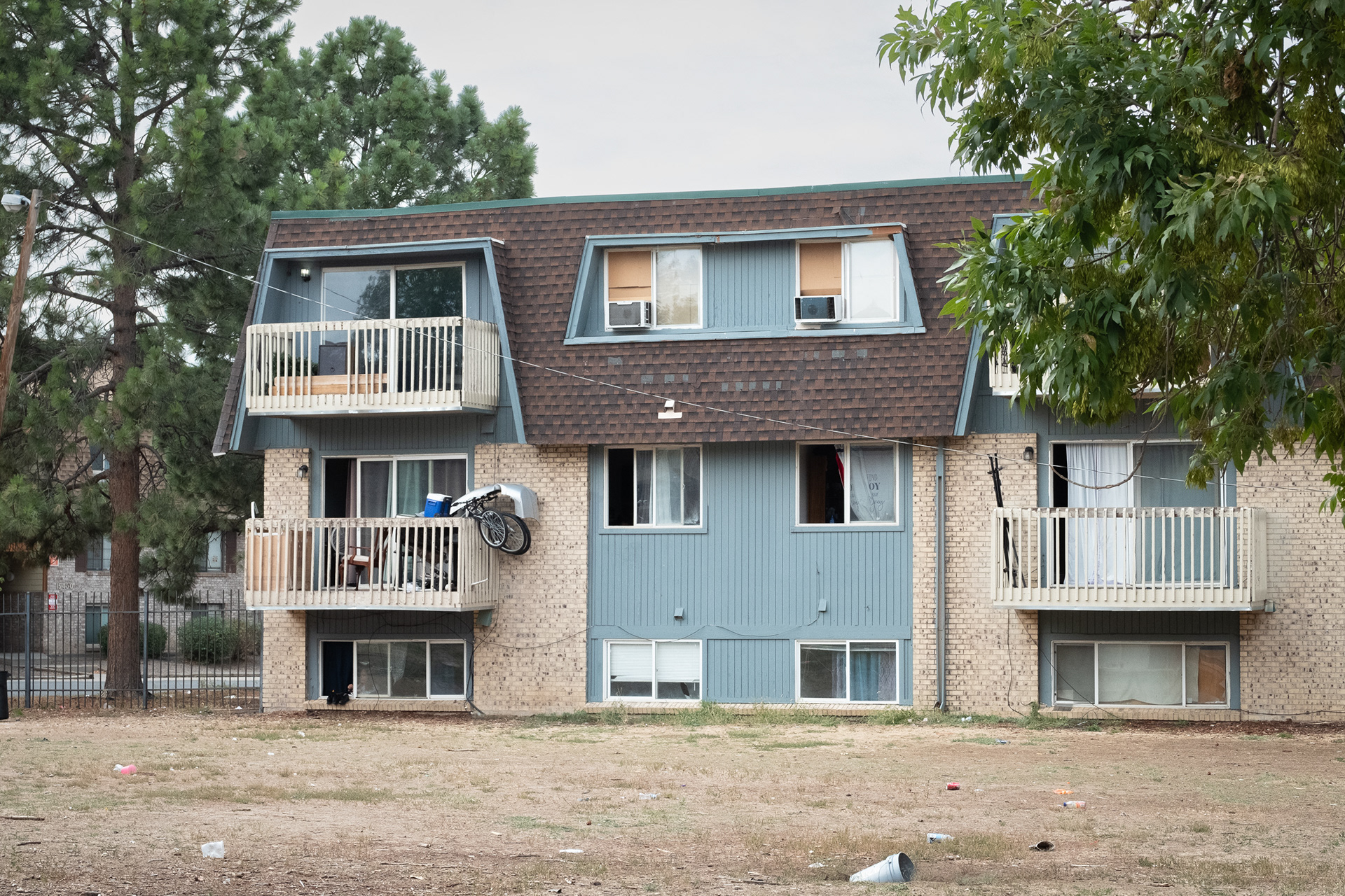 One of the buildings within the Whispering Pines apartment complex in Aurora. The A/C window units aren’t working, so many residents open windows and doors for air circulation. (Claudia A. Garcia, Special to The Colorado Sun)
