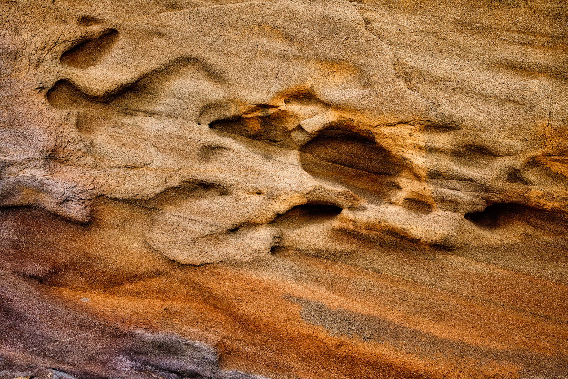 A sandstone wall formed through erosion at a small beach on the Jandia peninsula.