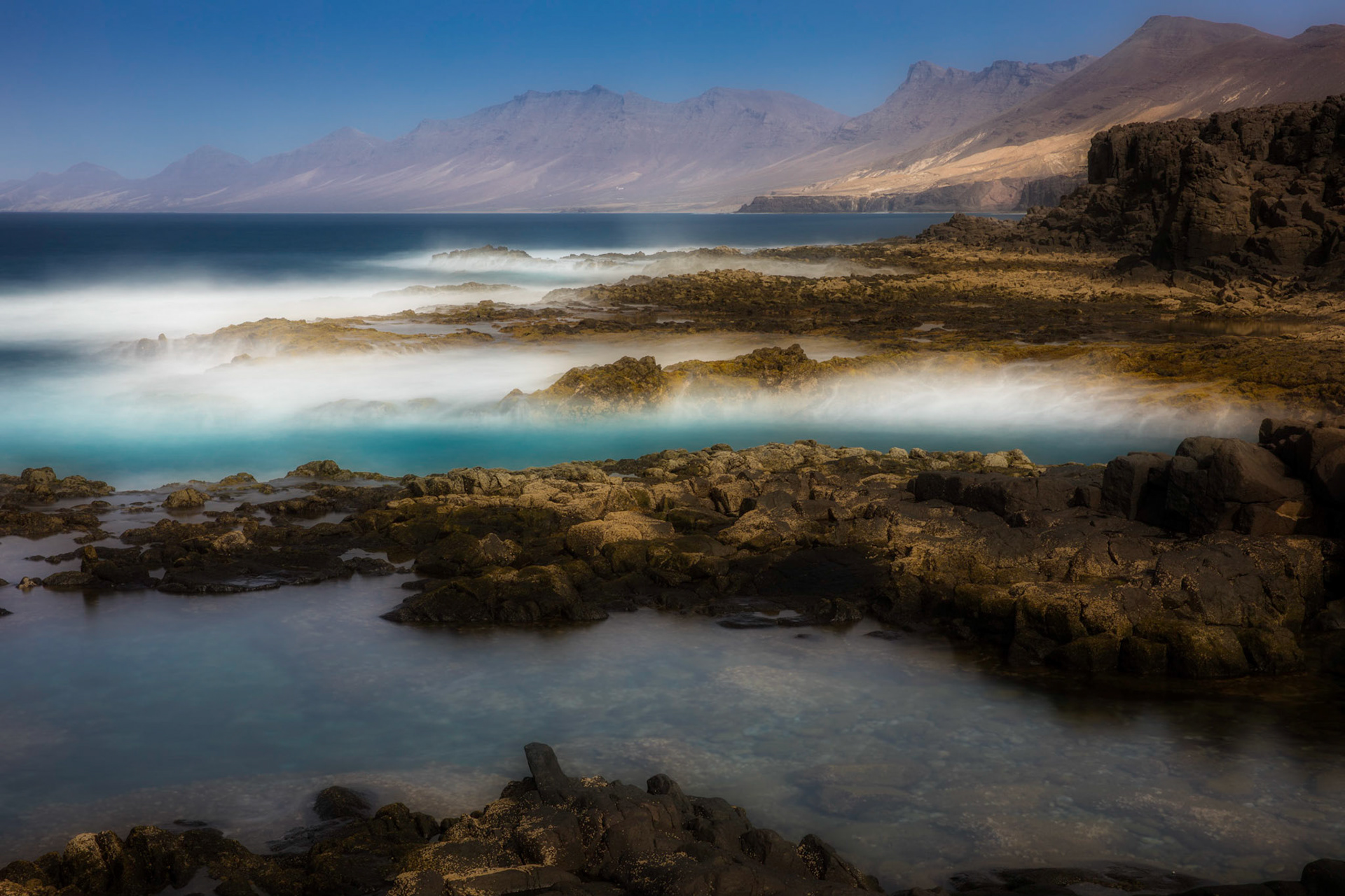 Due to the long exposure time, the waves look mysterious in this picture.