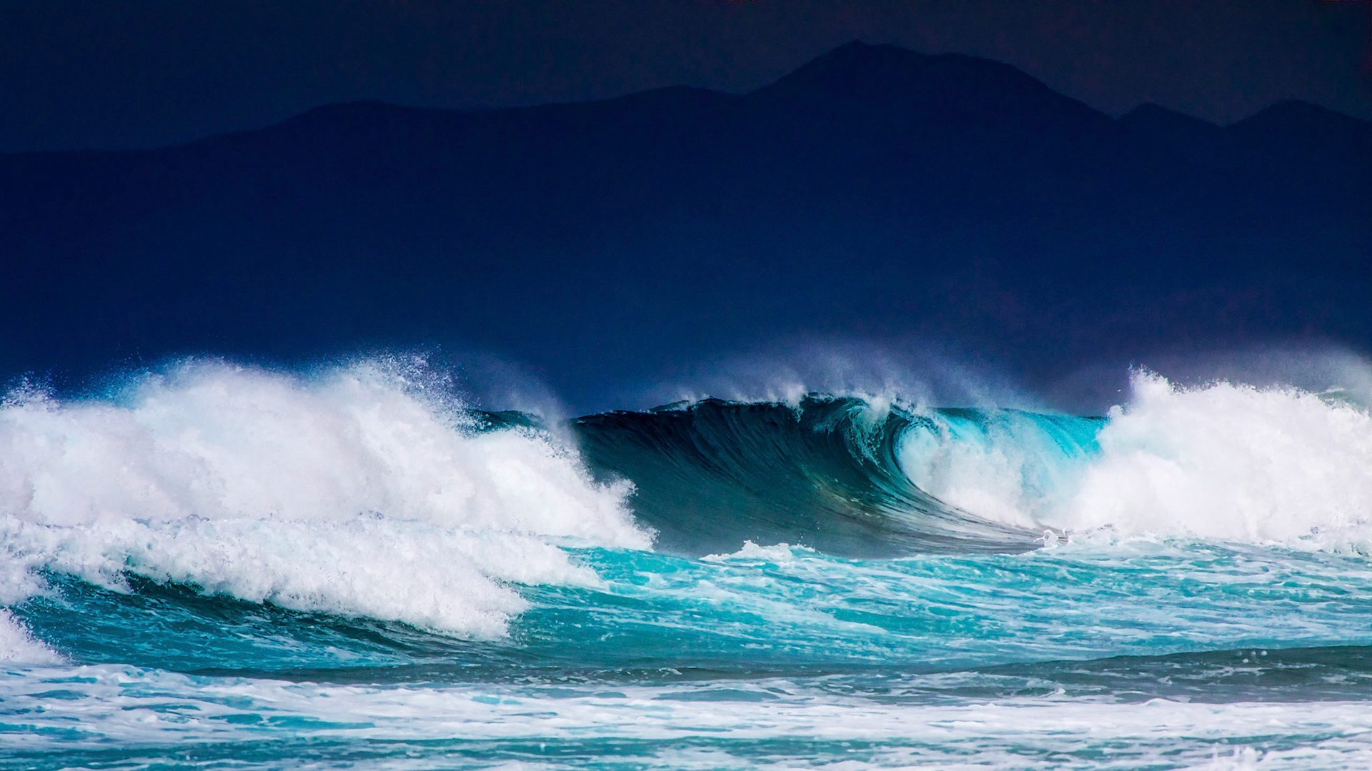 A hurrican on the Atlantic causes big waves at the Playa de Cofete.