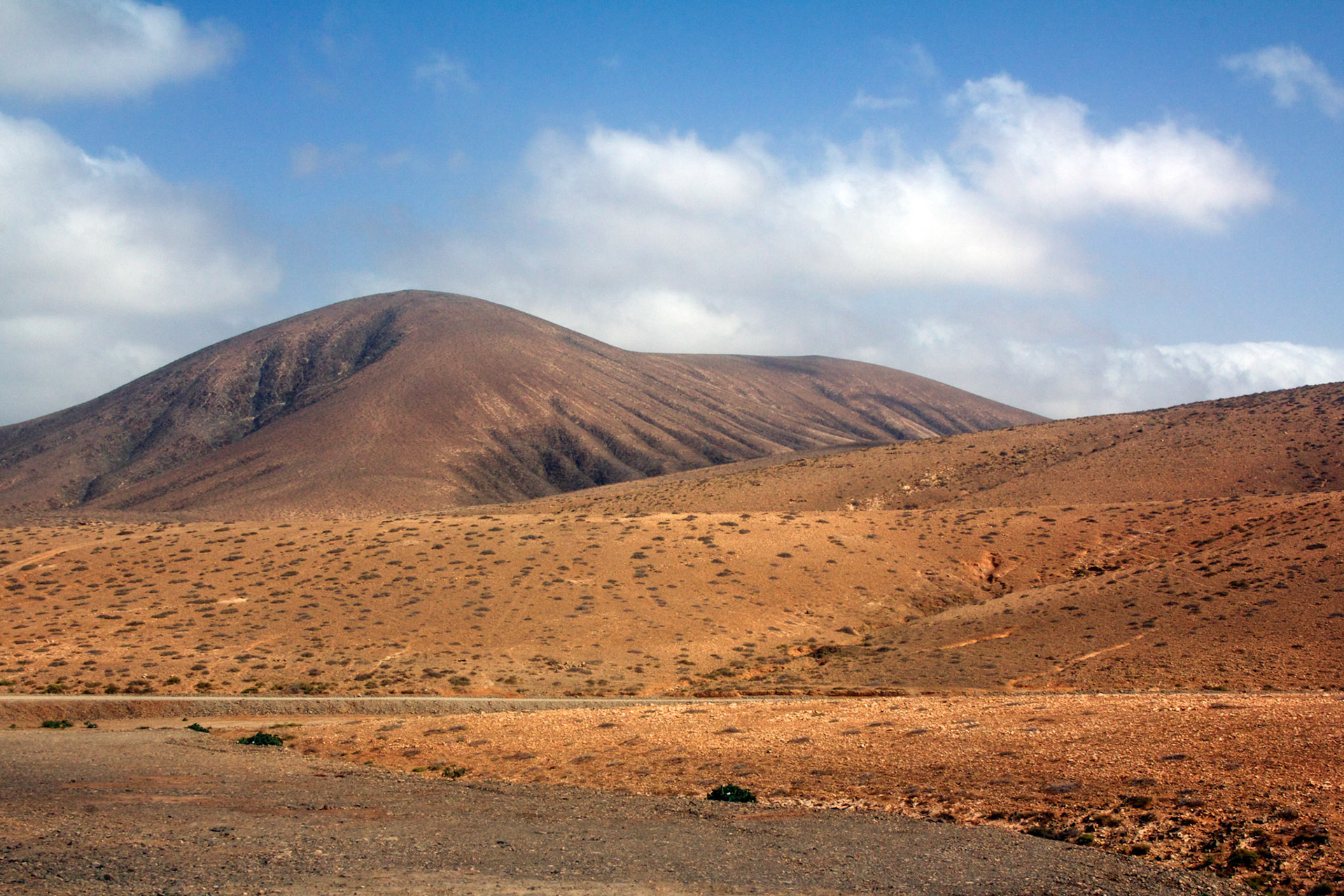 The rouded hilltops are of the most seen landscapes in the middle of Fuerteventura.