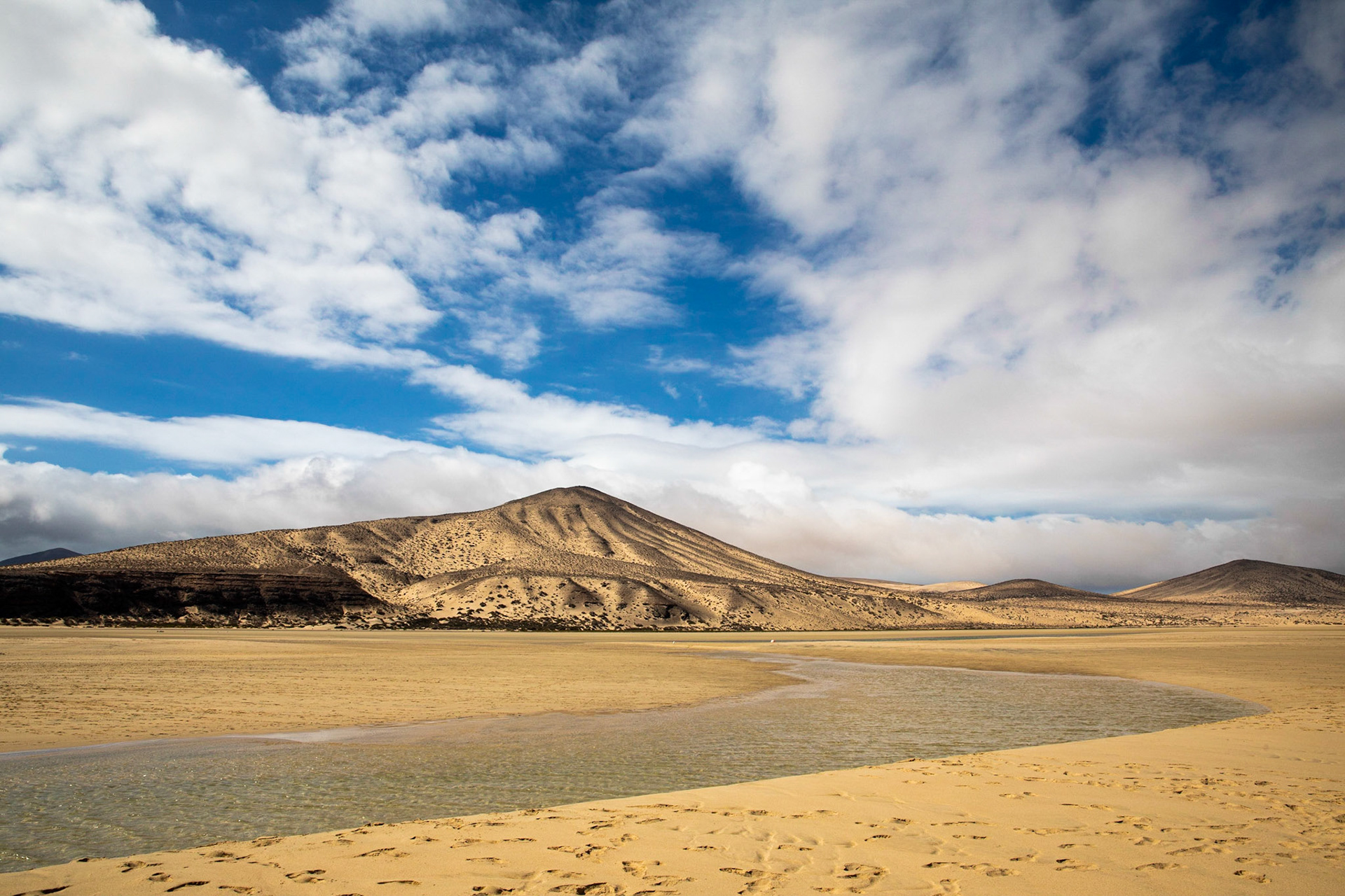 Low tide at the sand dunes of Risco del Paso