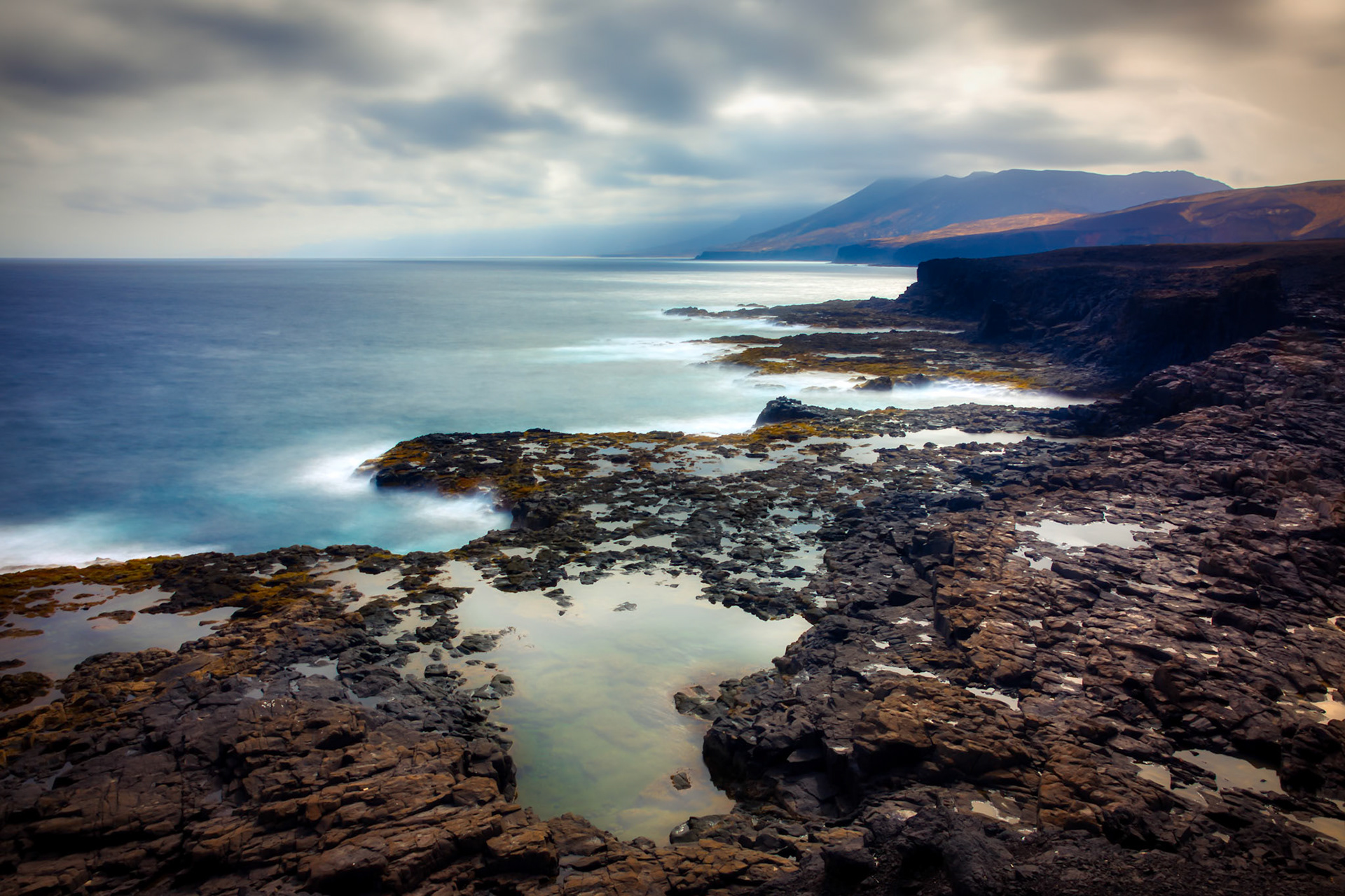 The cloudy evening performa a magic mood oder the tide pools at Punta Pesebre.