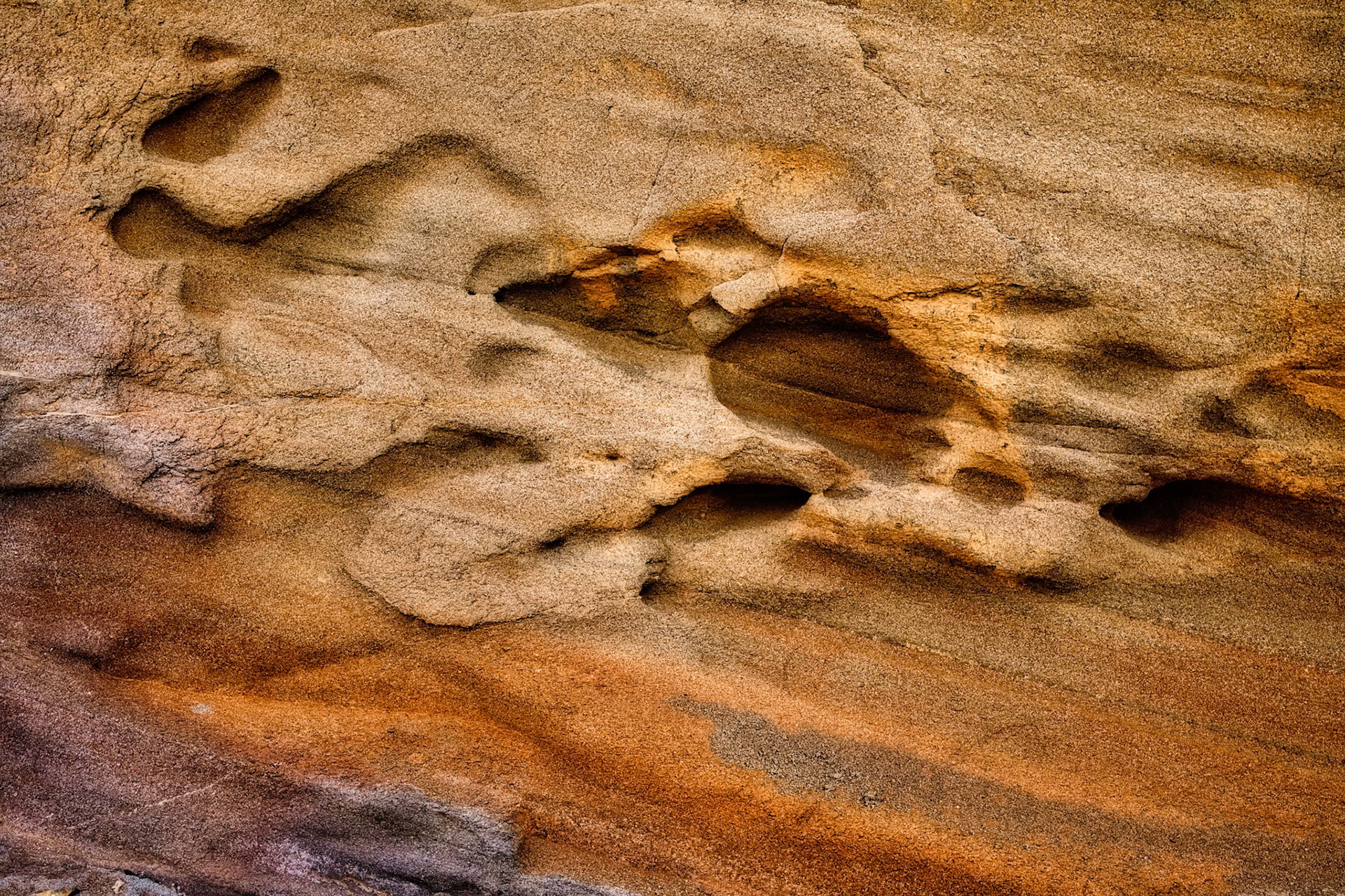 A sandstone wall formed through erosion at a small beach on the Jandia peninsula.