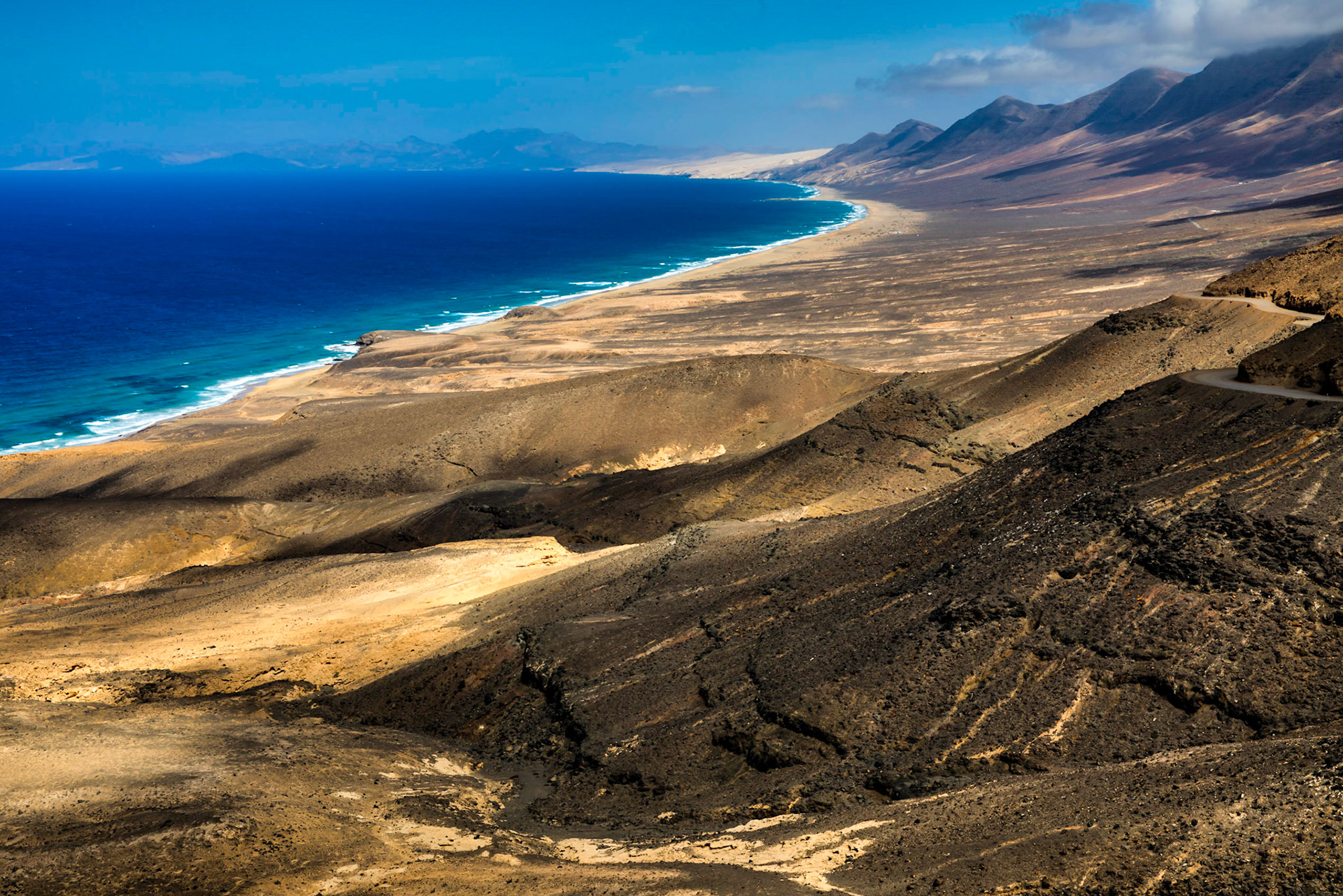 To go to the Playa Cofete you have to croos a pass with a spectacular view.