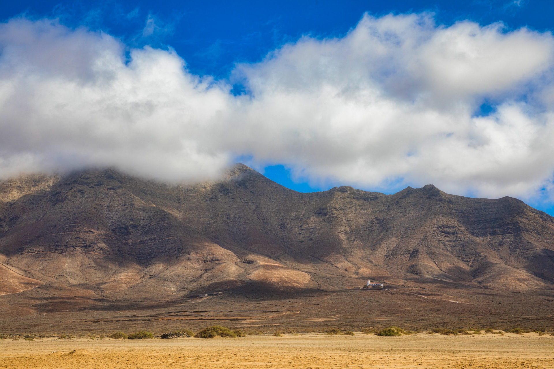 The Villa Winter has a misterous history. This is the view from Playa Cofete to Villa Winter.
