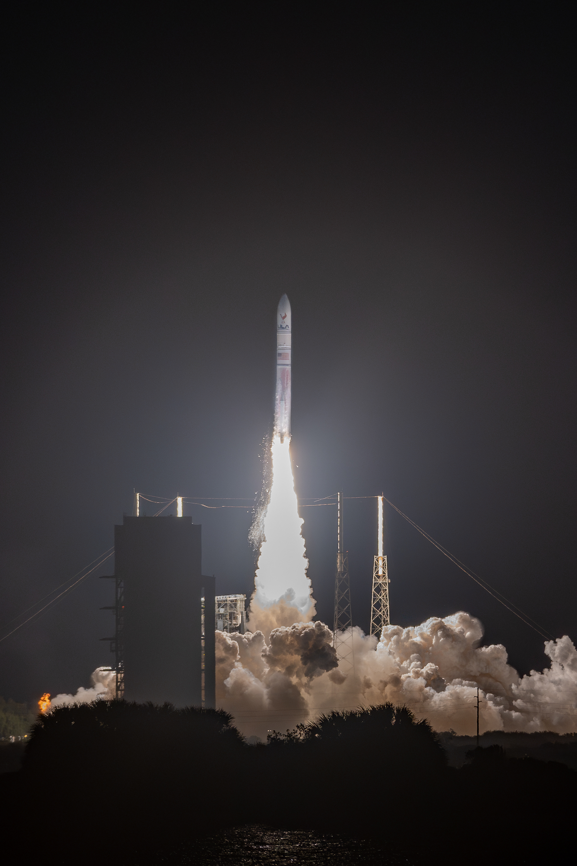 Liftoff of ULA's Vulcan rocket at 2:18AM on January 8, 2024. Credit: Brandon Moser/90.7 WMFE
