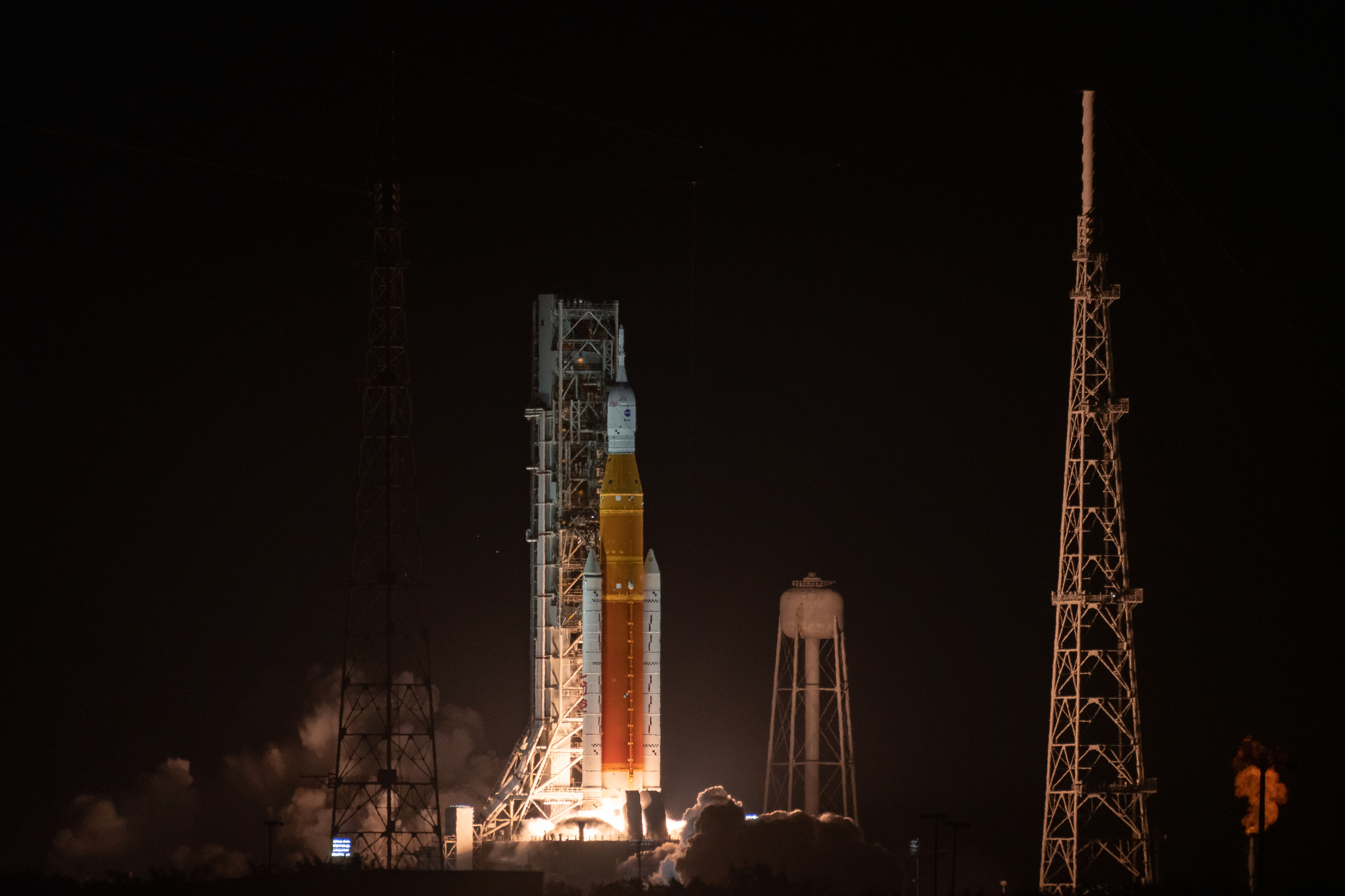 Ignition of Space Launch System on November 16, 2022.