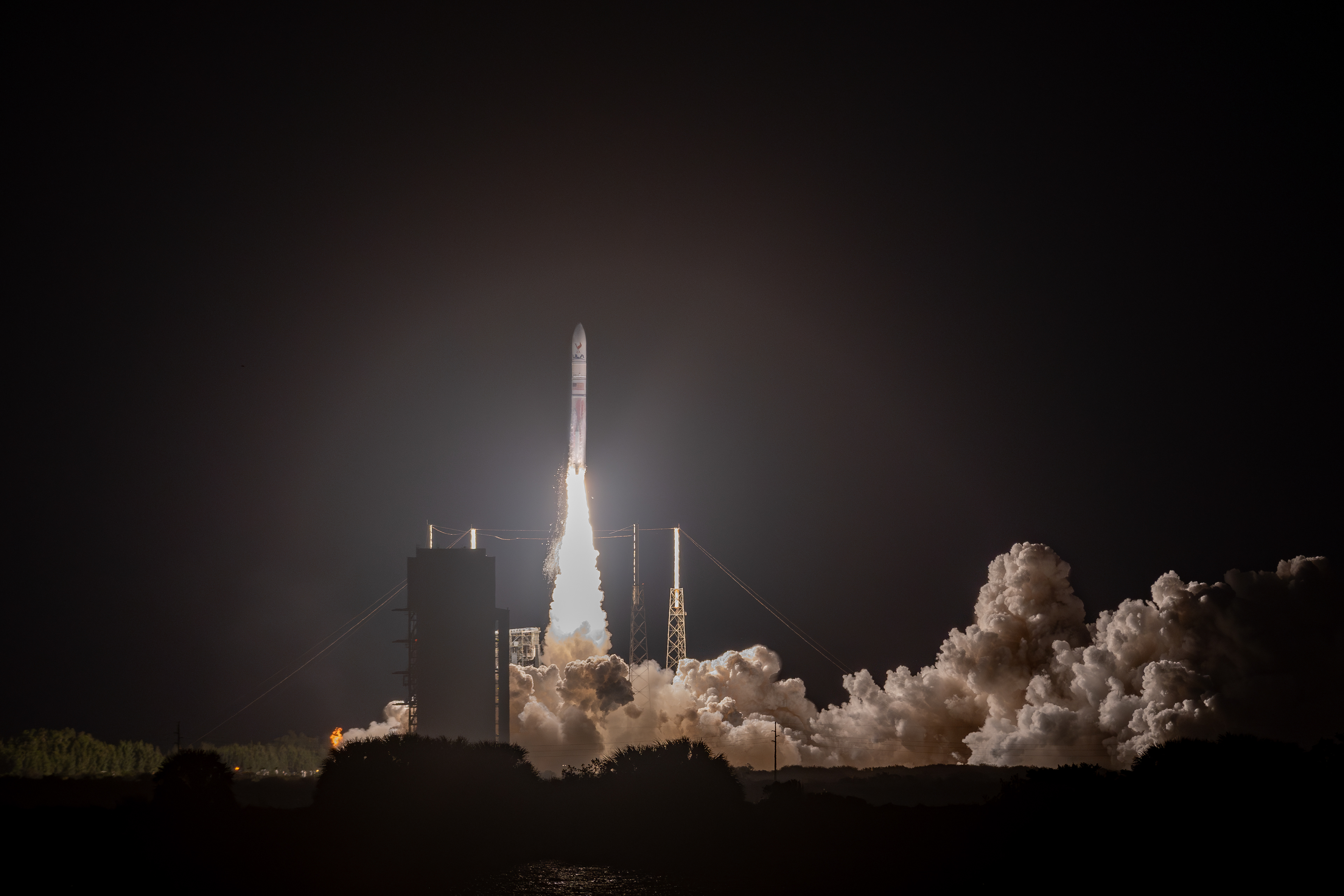 Liftoff of ULA's Vulcan rocket at 2:18AM on January 8, 2024. Credit: Brandon Moser/90.7 WMFE