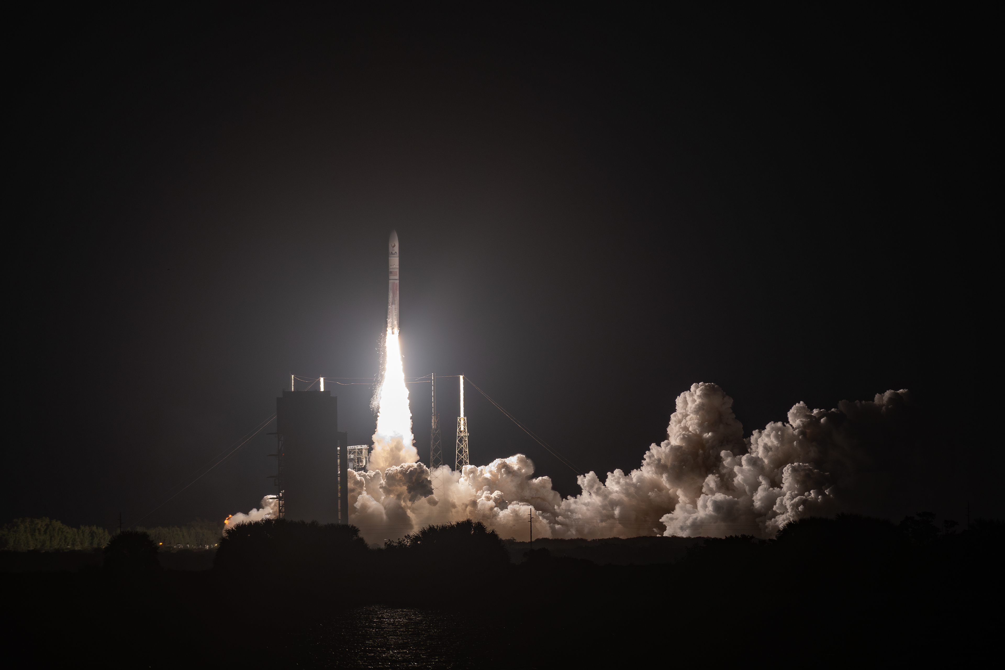 Liftoff of ULA's Vulcan rocket at 2:18AM on January 8, 2024. Credit: Brandon Moser/90.7 WMFE