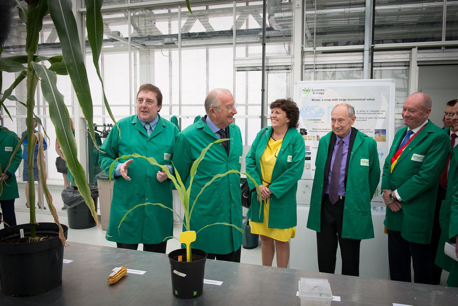 Vlnr. prof. Dirk Inzé, Koning Albert II, Vlaams minister Ingrid Lieten, em. prof. Marc Van Montagu en gouverneur Jan Briers - © Ine Dehandschutter
