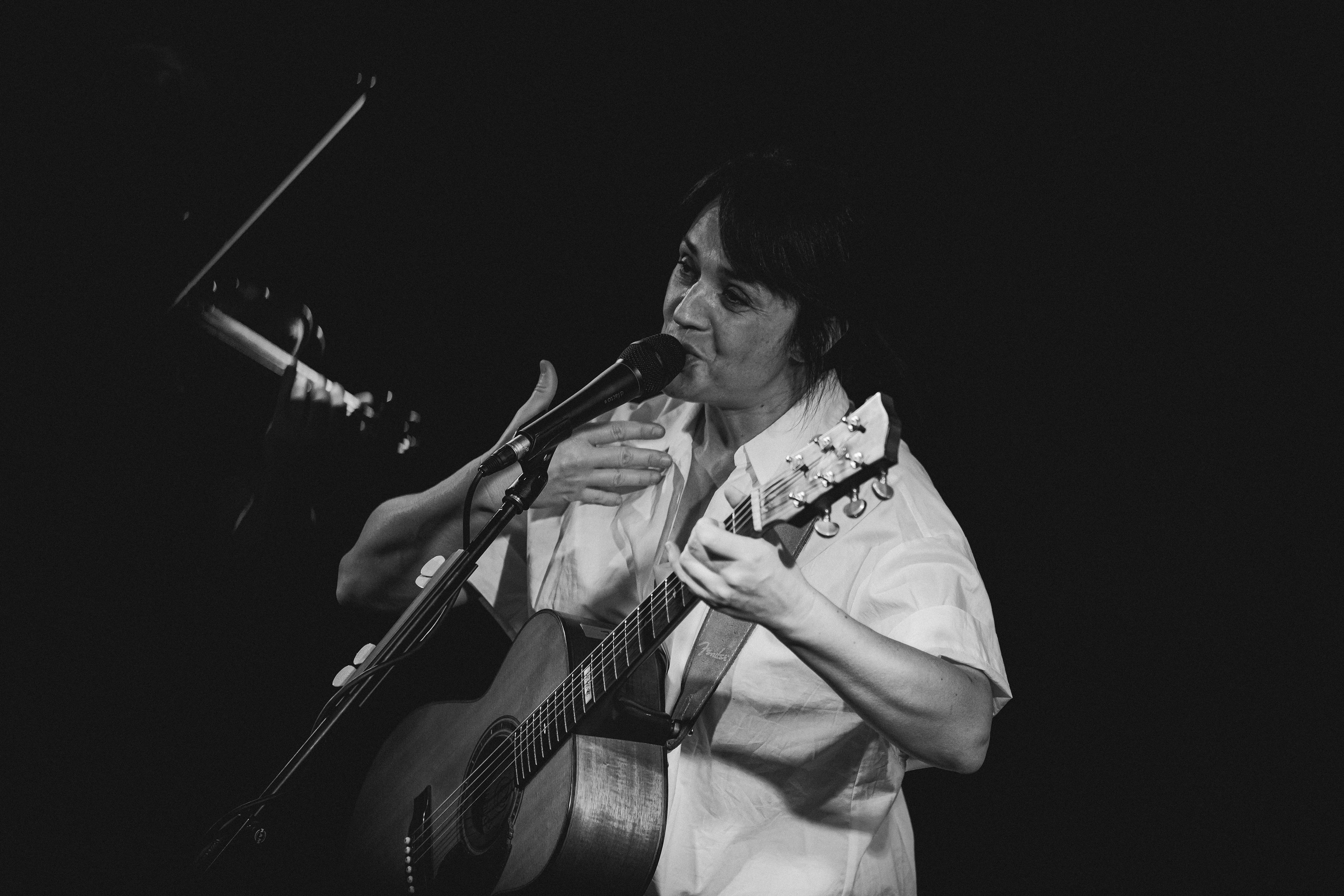 Carmen Consoli durante la segunda de sus actuaciones en el Café Berlín... LVIII