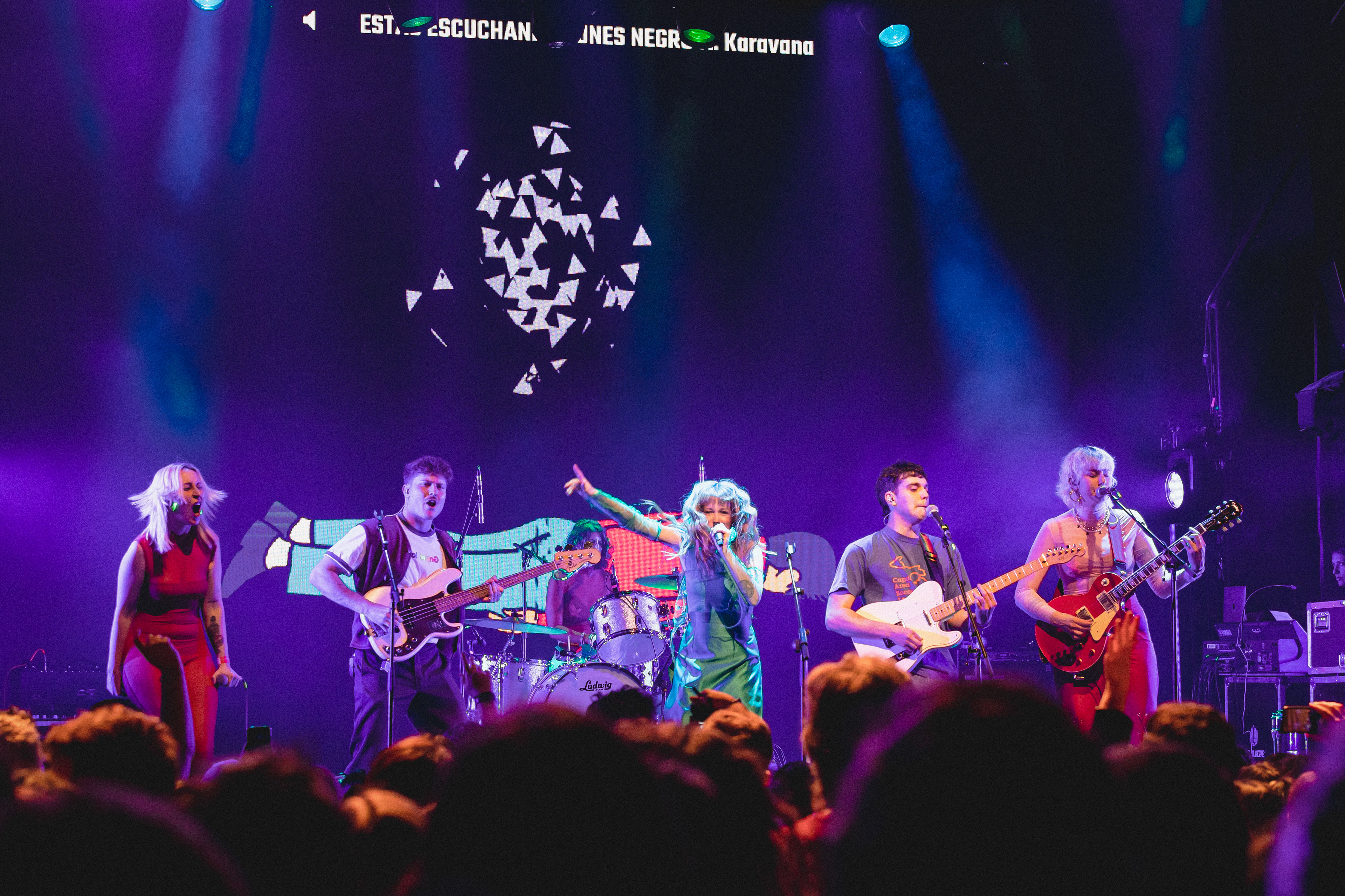Ginebras durante la presentación de su disco ¿Quién conoce a Billie Max?... XXXVI