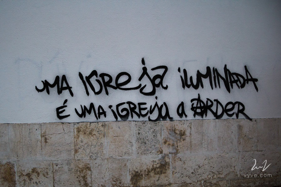 "uma igreja iluminada é uma igreja a arder"