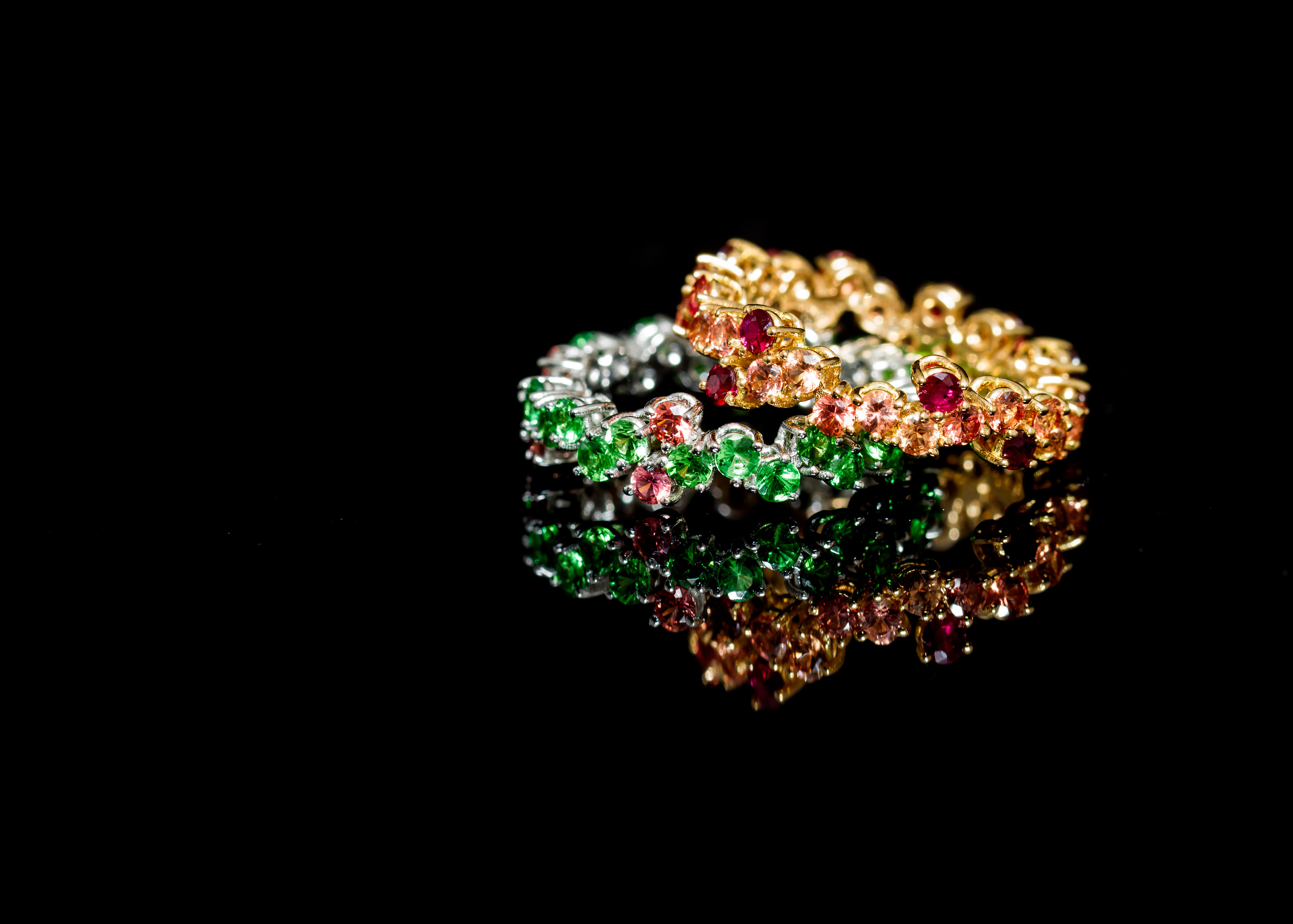 Eternelle in oro 18 kt con Zaffiri pesca , Rubini e Tsavoriti