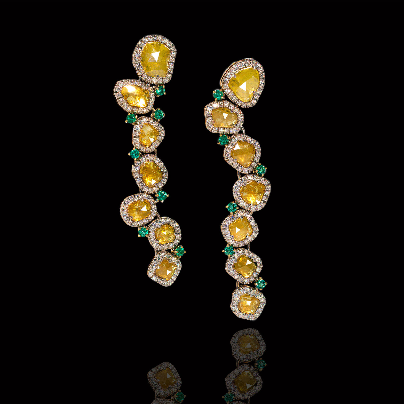 Orecchini in oro 18 kt  con slices di diamanti fancy , smeraldi e diamanti in pavè