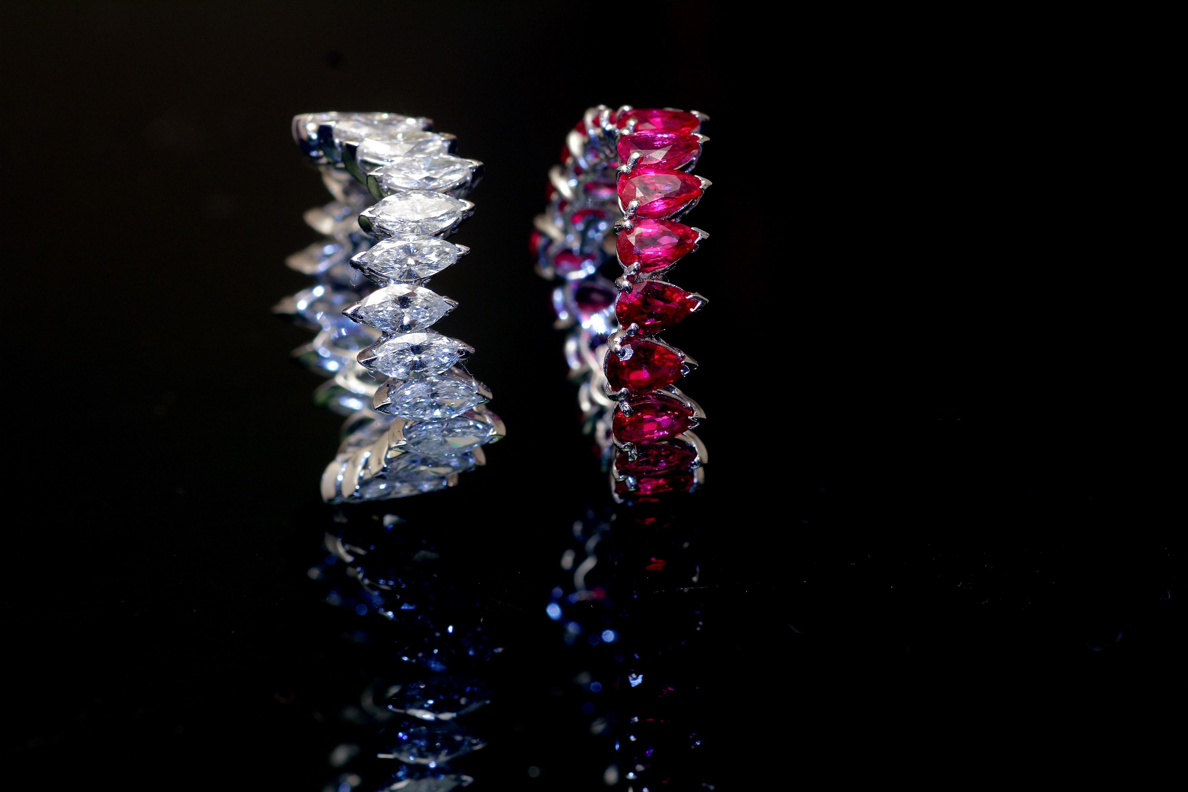 Eternelle in oro 18 kt con diamanti taglio navette e Rubini taglio goccia