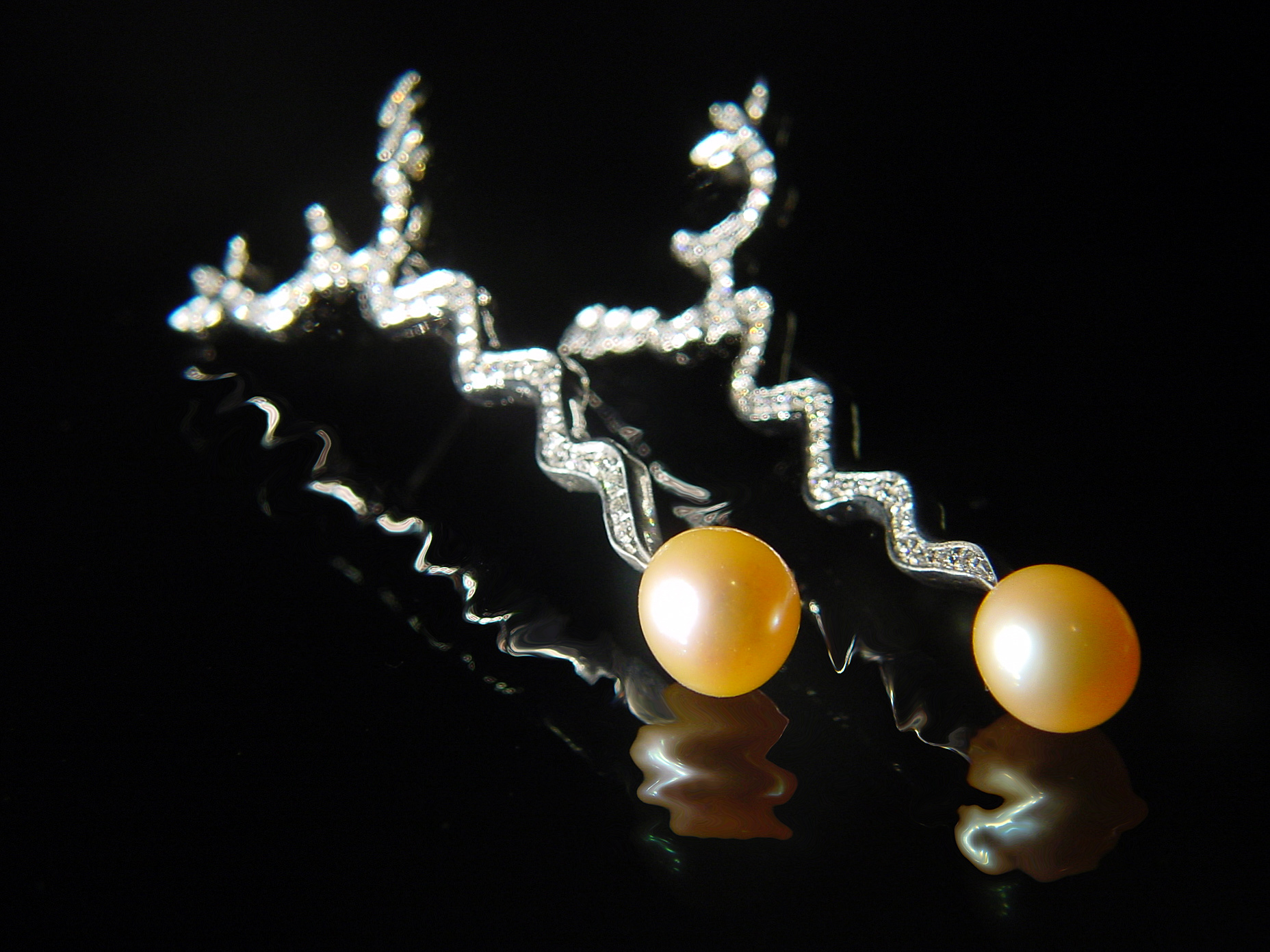 Orecchini in oro 18kt con perle australia golden e diamanti