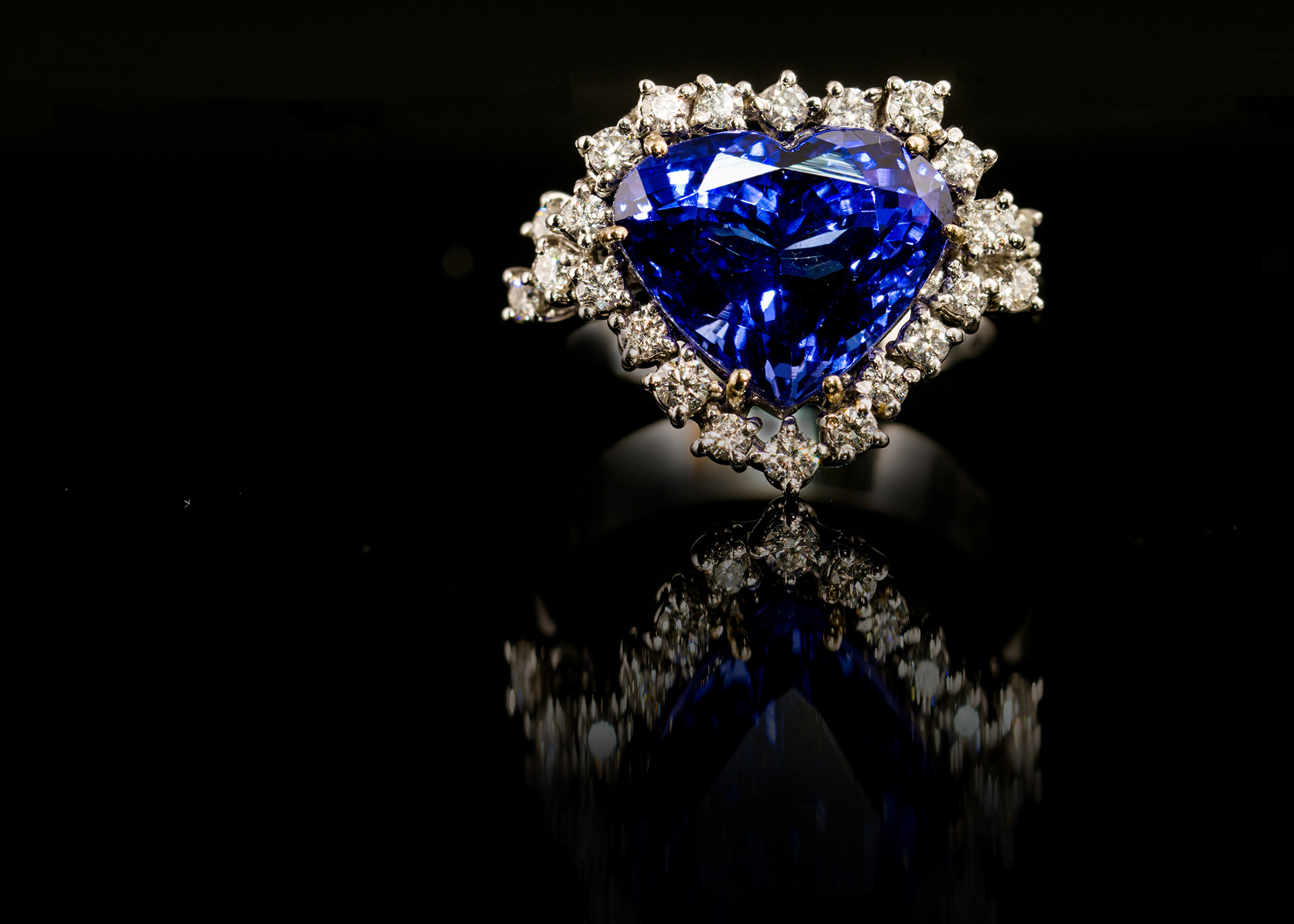 Anello in oro 18 kt con Tanzanite e Diamanti