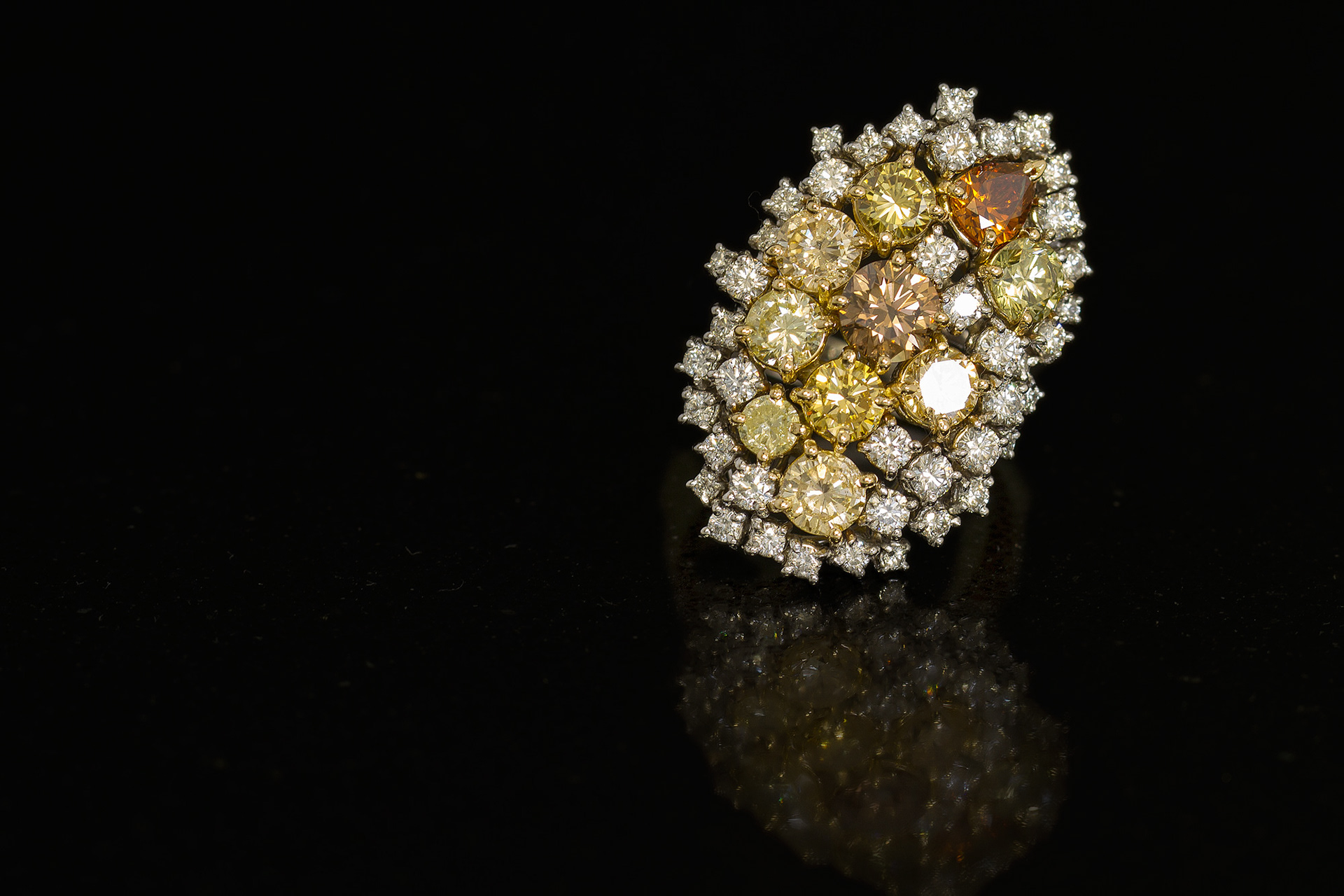 Anello in oro 18 kt con Diamanti fancy e bianchi