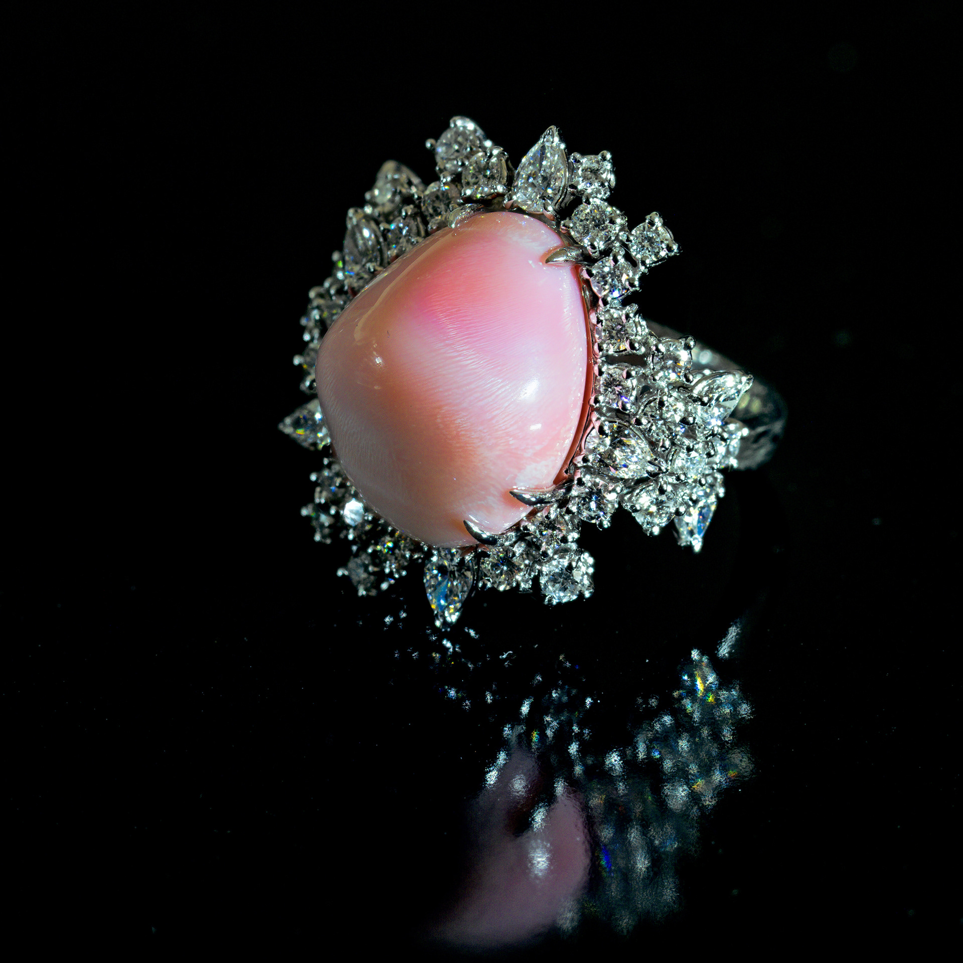 Anello in oro 18 kt con Perla naturale Conch e Diamanti