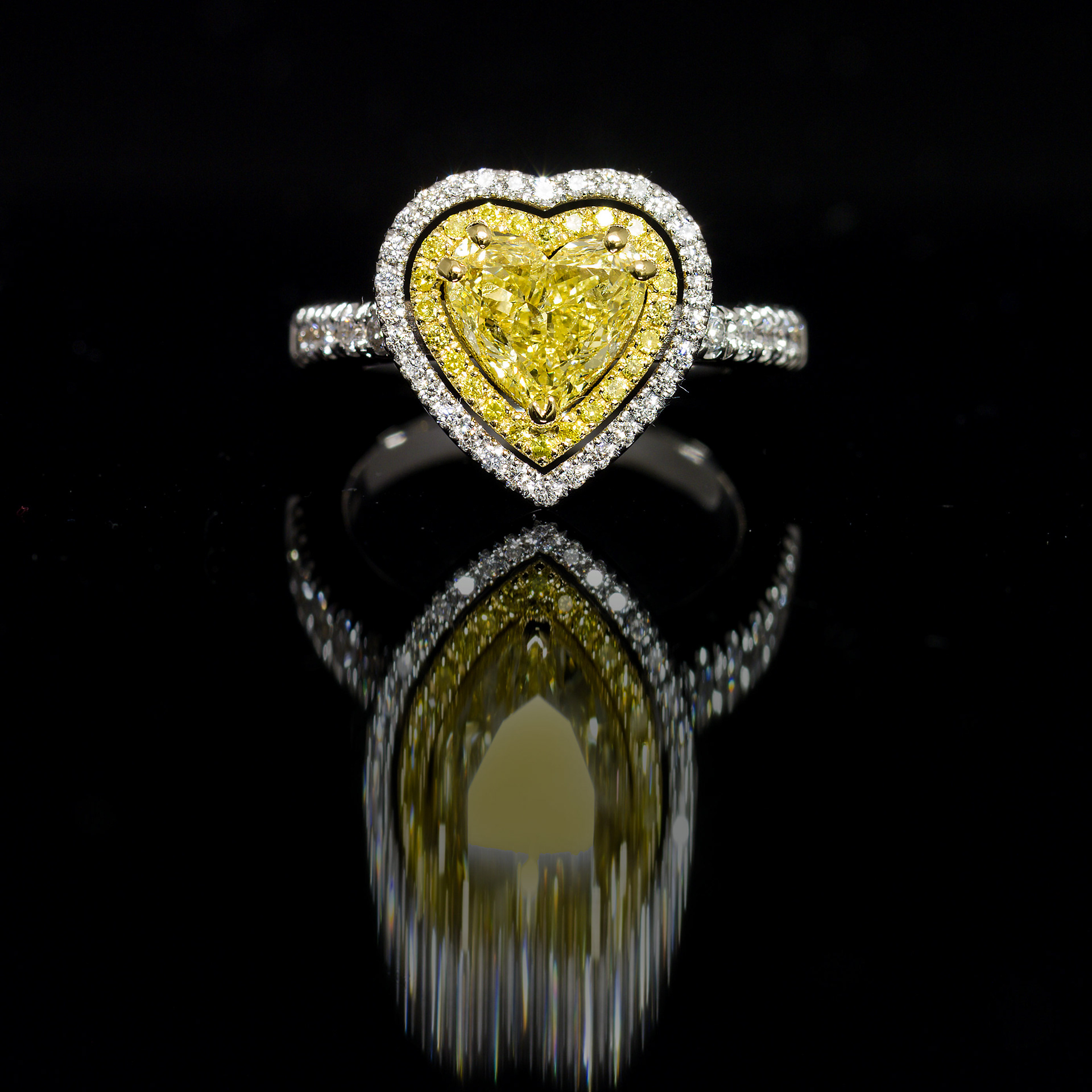 Anello in oro 18 kt  con diamanti Fancy yellow e bianchi