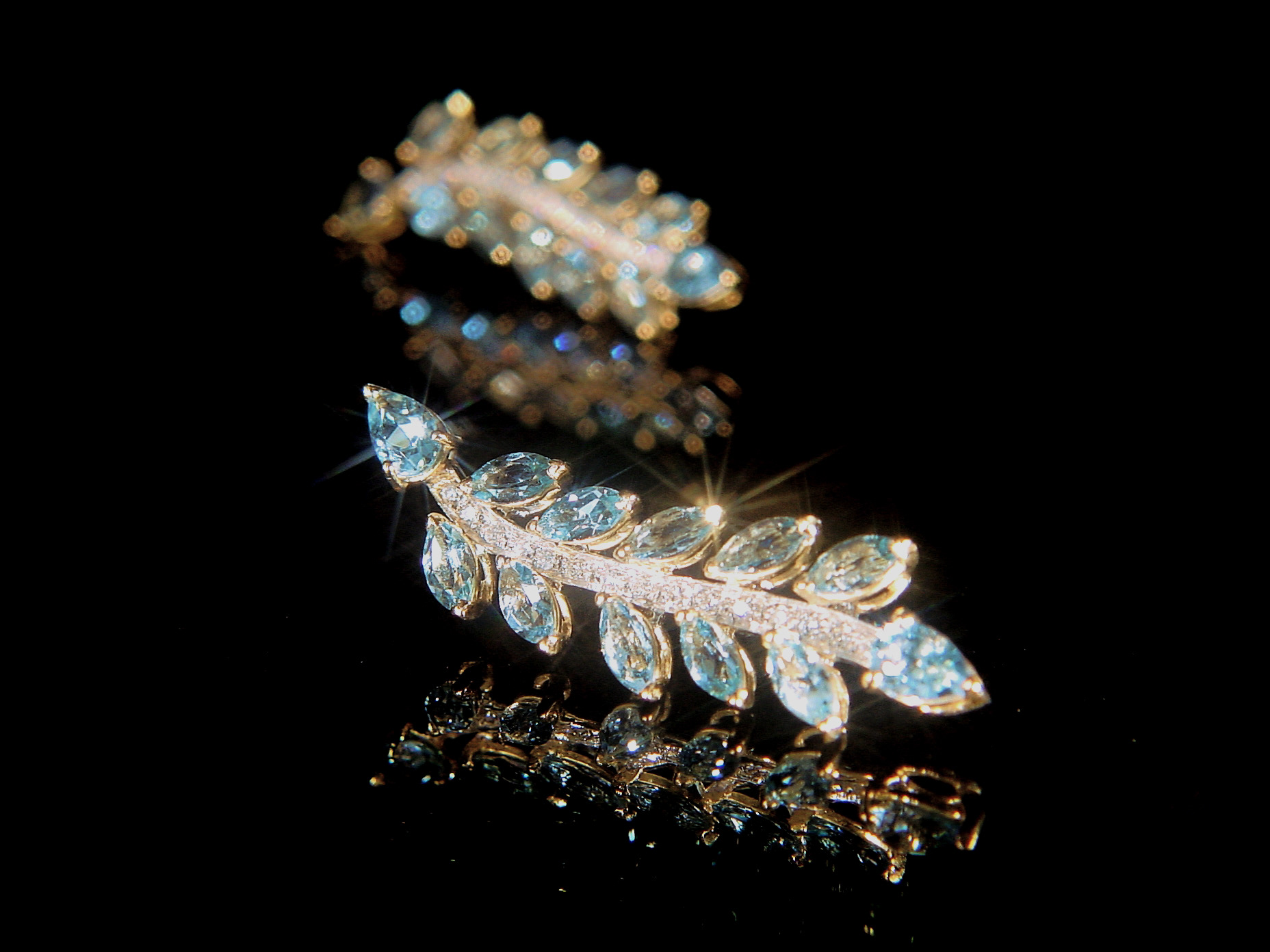 Orecchini in oro 18 kt con acquamarina e diamanti