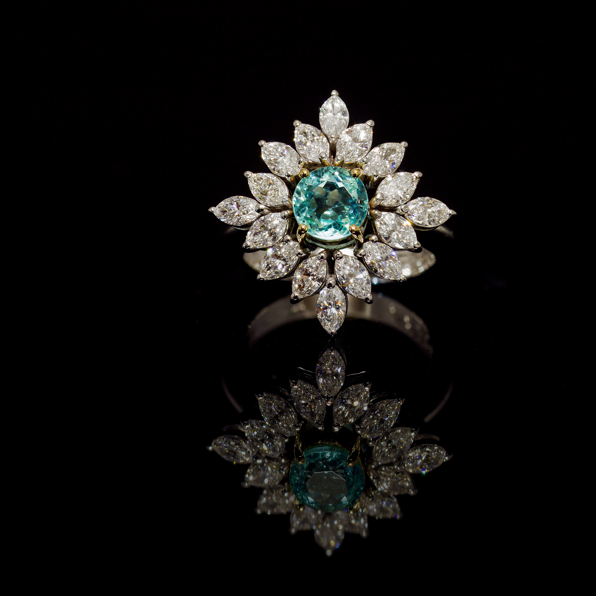 Anello in oro 18 kt con Tormalina Paraiba e Diamanti