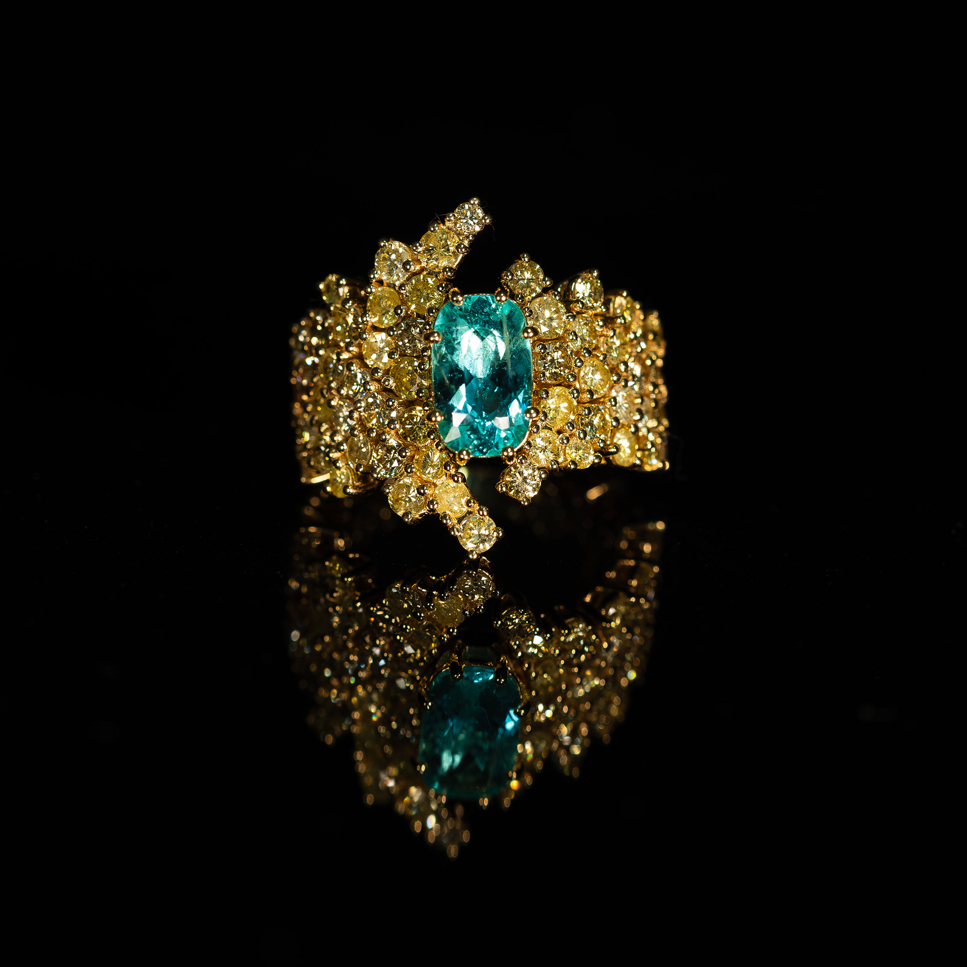 Anelloin oro giallo con Diamanti fancy yellow e Tormalina Paraiba 