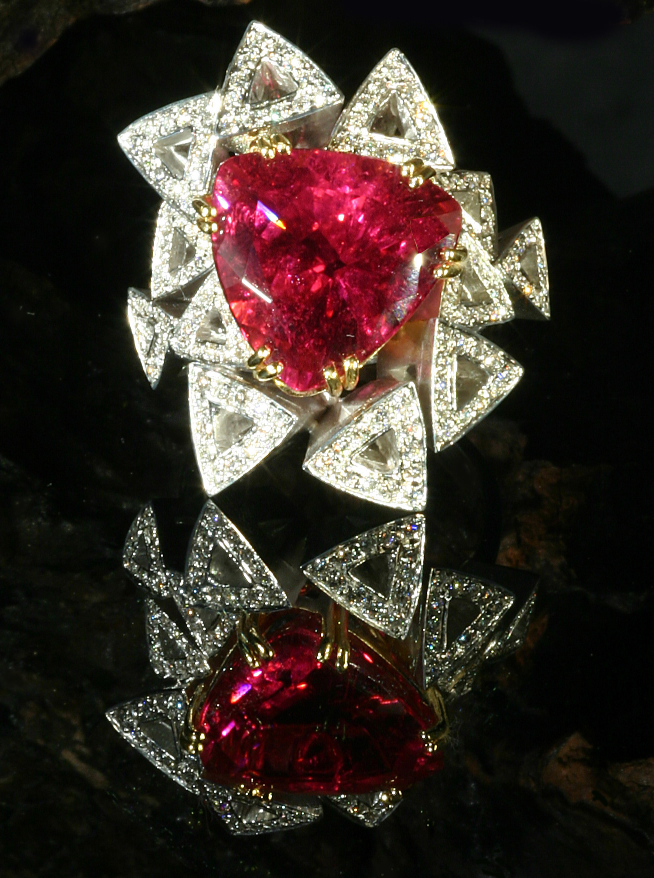 Anello in oro 18 kt con Tormalina Rubellite e diamanti