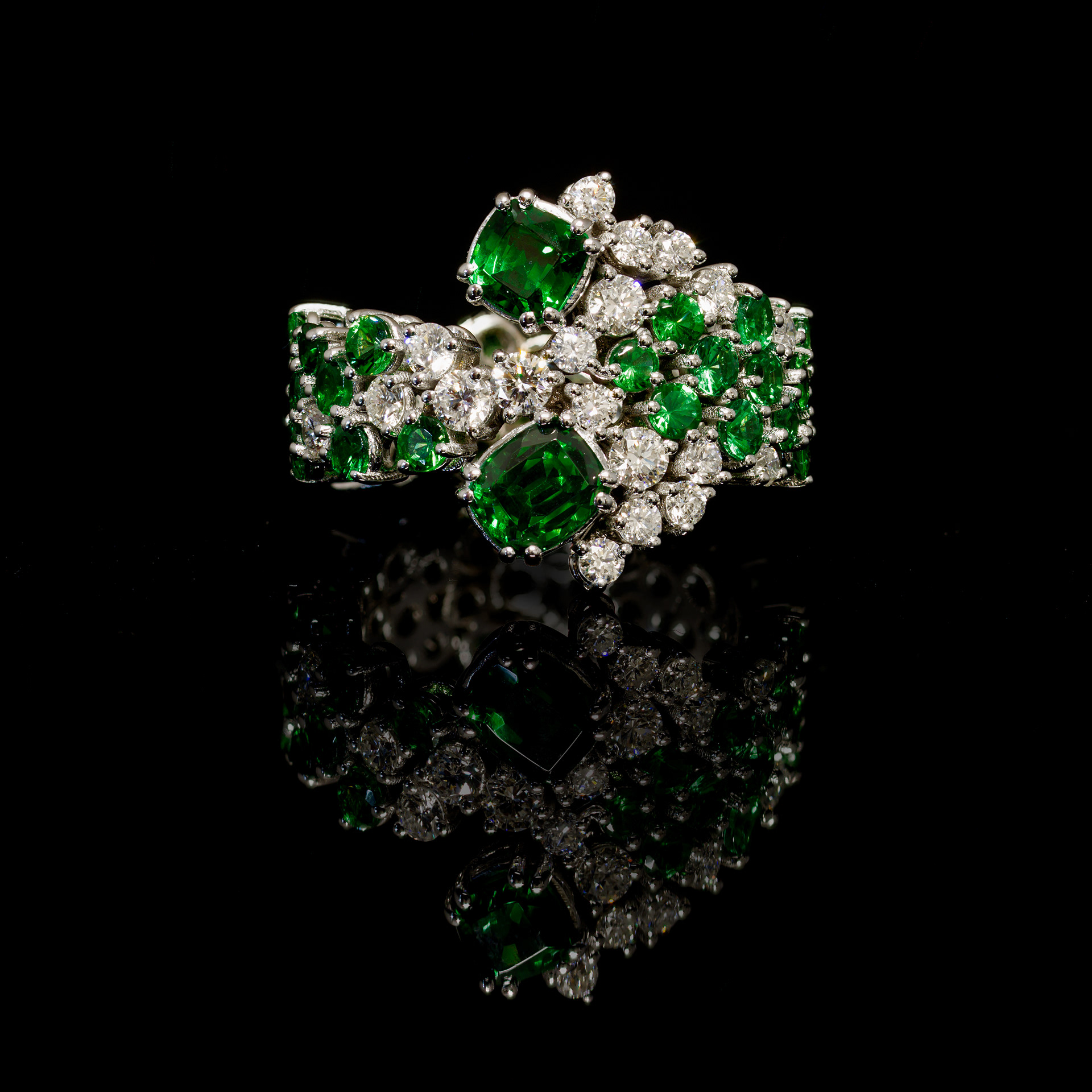 Anello in oro 18 kt con Tsavoriti e Diamanti