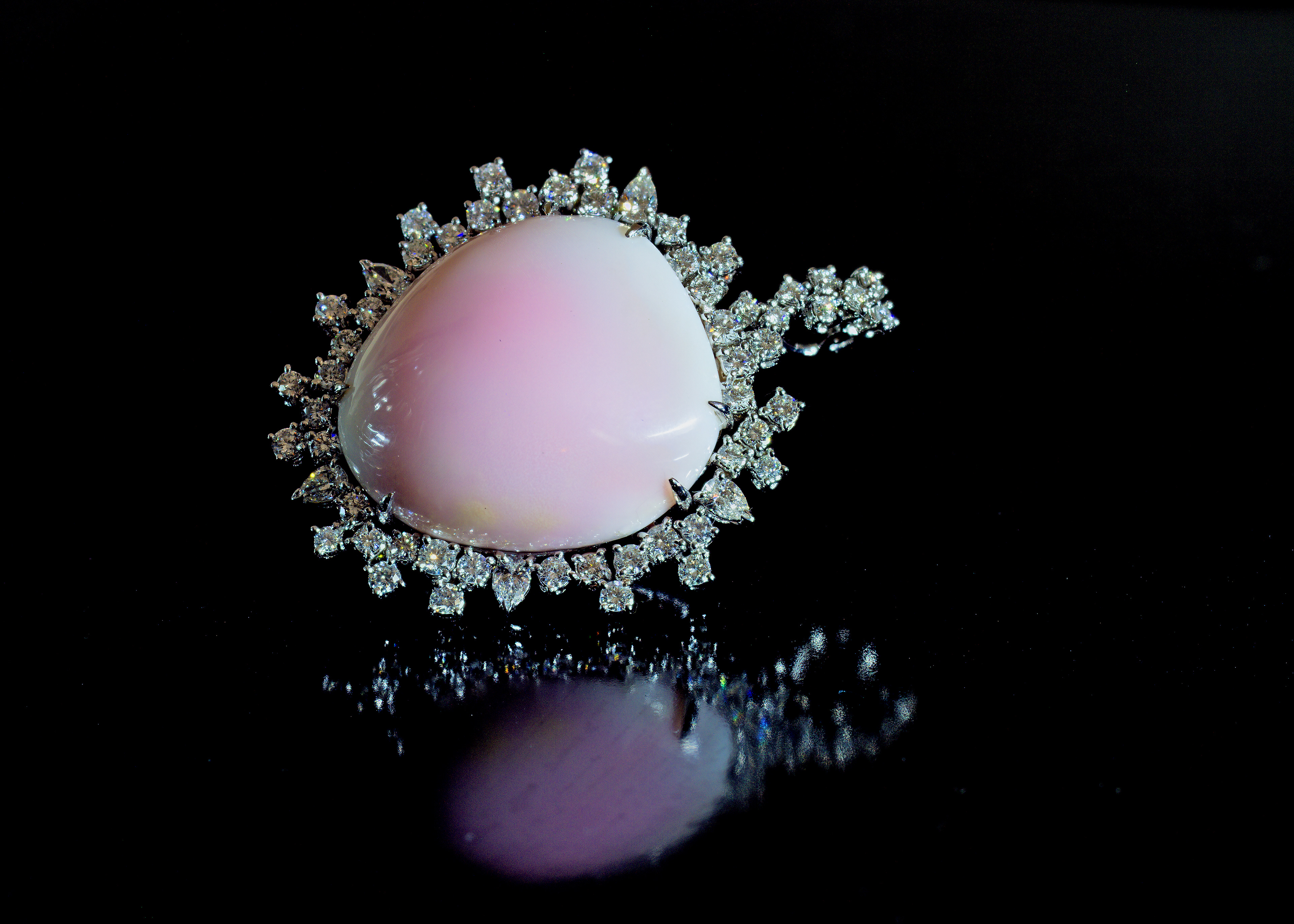 Pendente in oro 18 kt con Perla naturale Conch e Diamanti