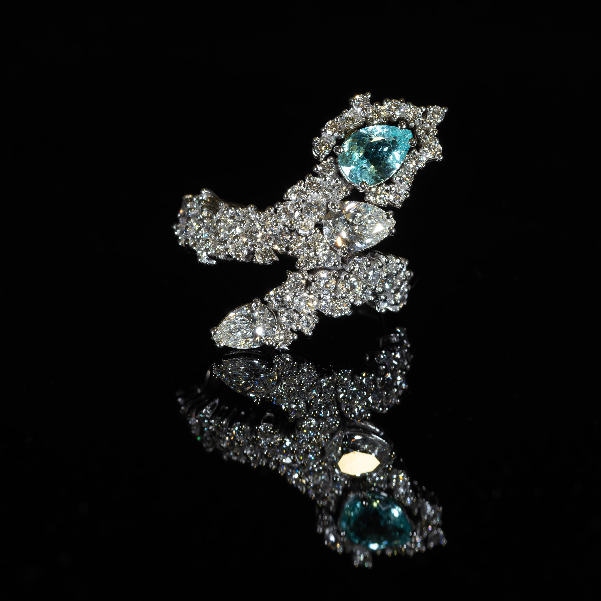 Anello in oro bianco con Diamanti e Tormalina Paraiba