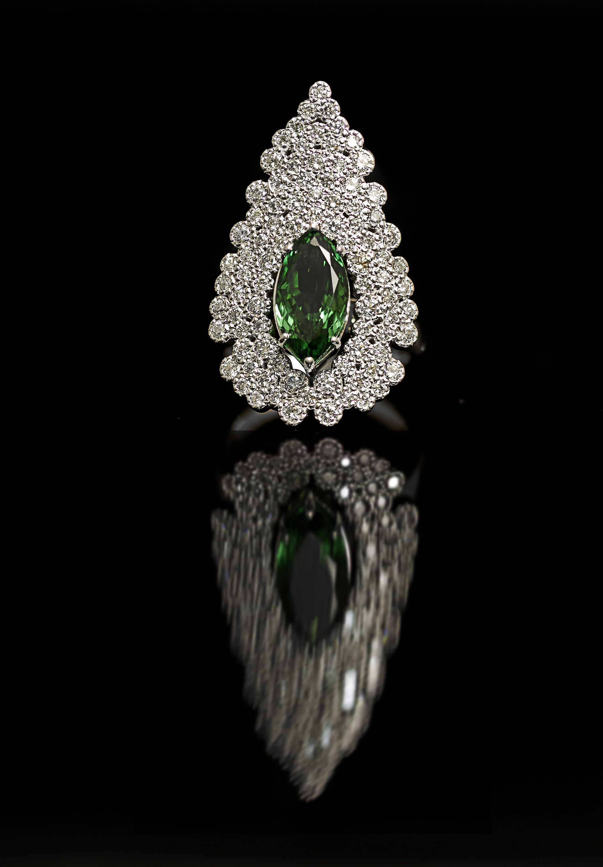 Anello in oro 18 kt con Tsavorite e Diamanti