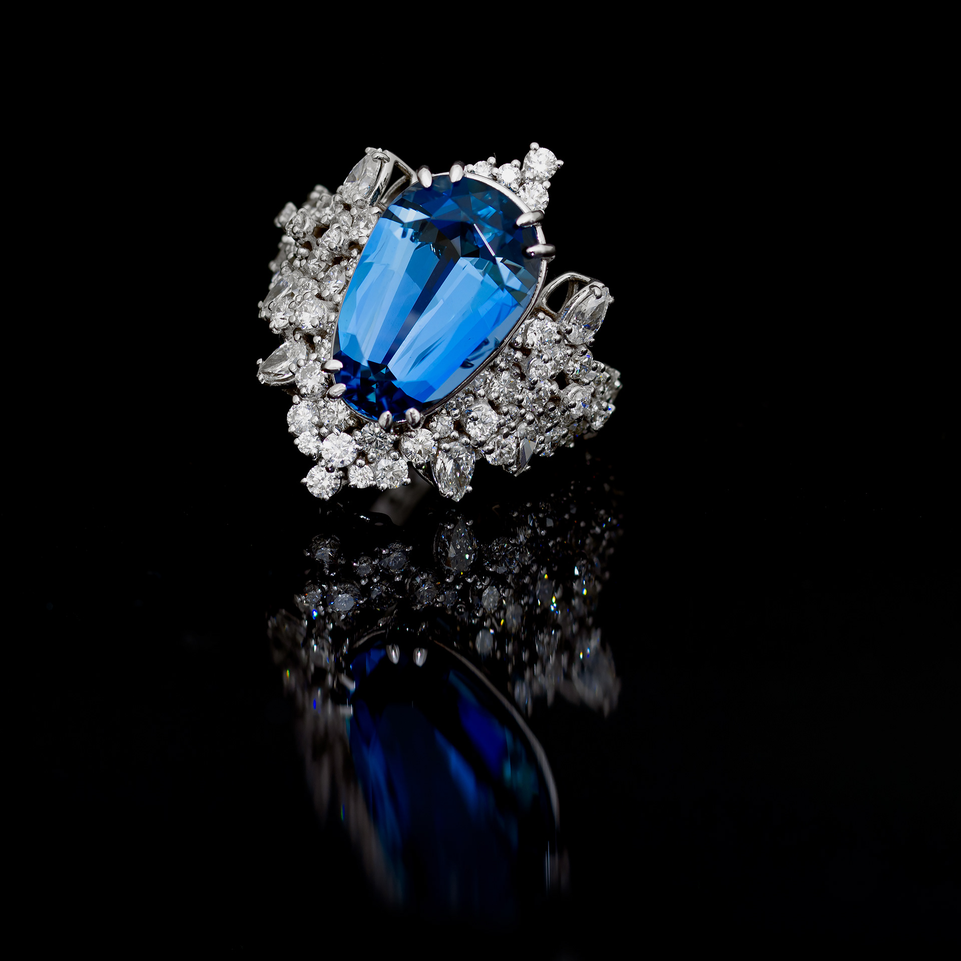 Anello in oro 18 kt con Acquamarina Santa Maria  e Diamanti