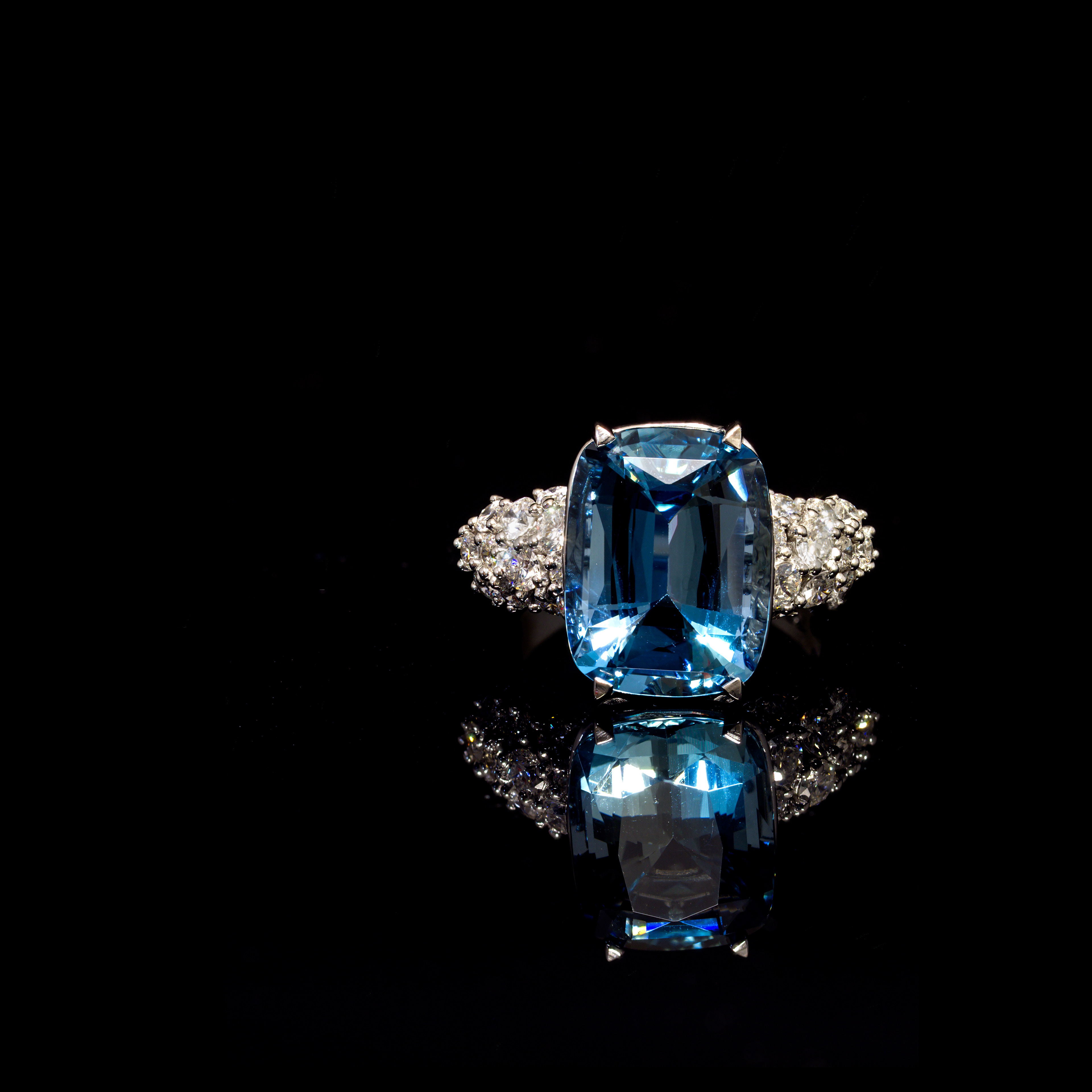 Anello in oro 18 kt  con Acquamarina Santa Maria e Diamanti