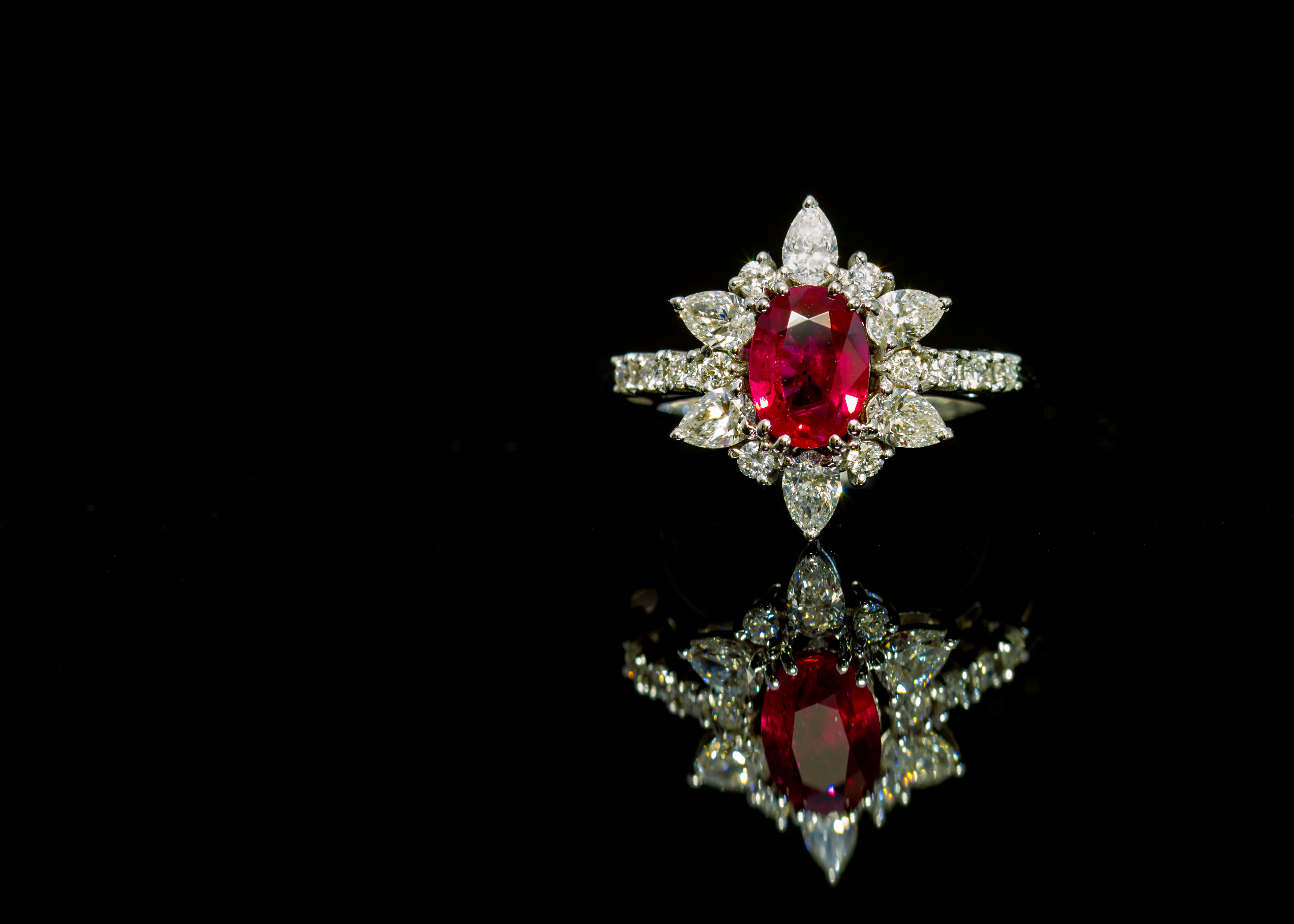 Anello in oro 18 kt con Rubino e Diamanti