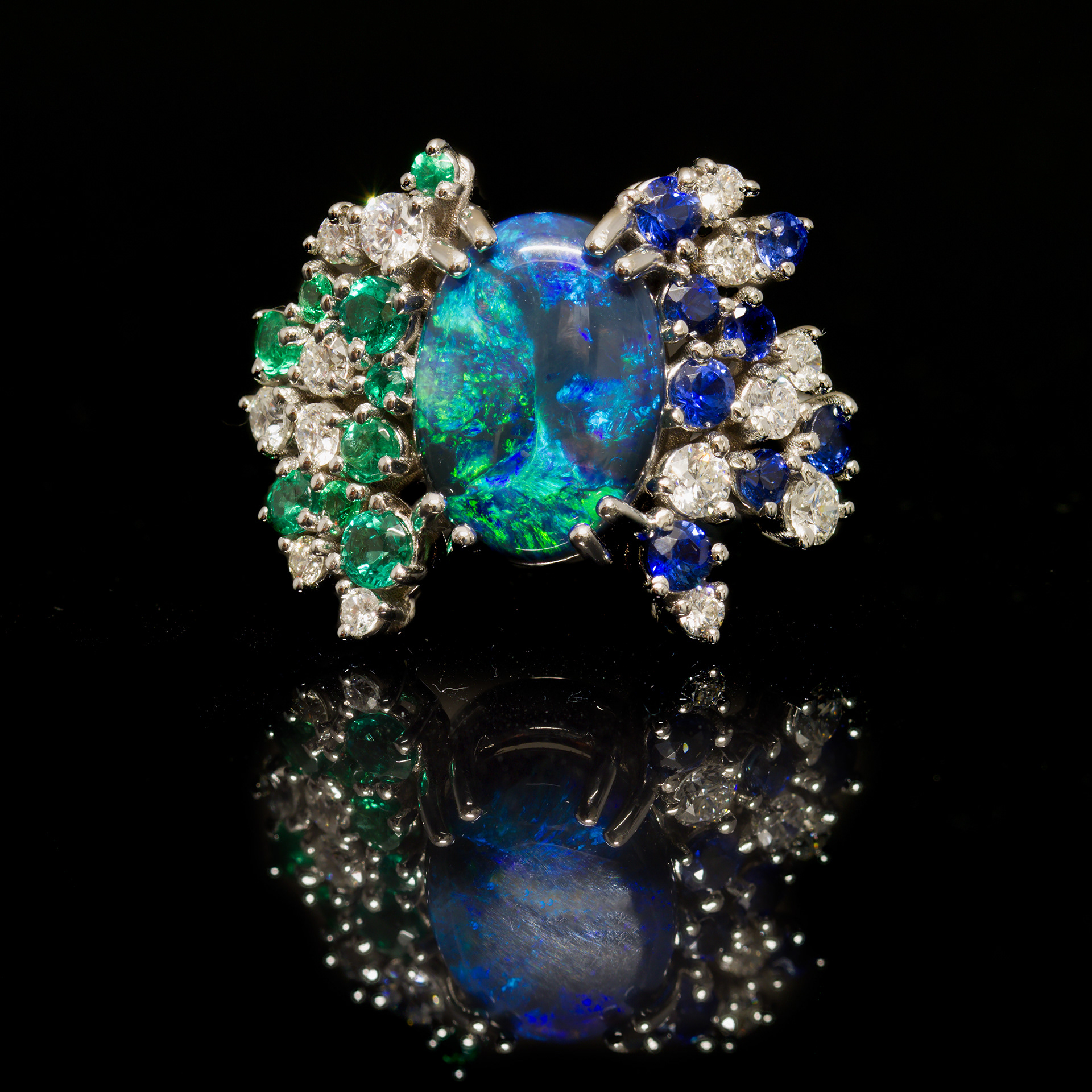 Anello in oro 18 kt con Opale nero, Zaffiri, Tsavoriti e Diamanti