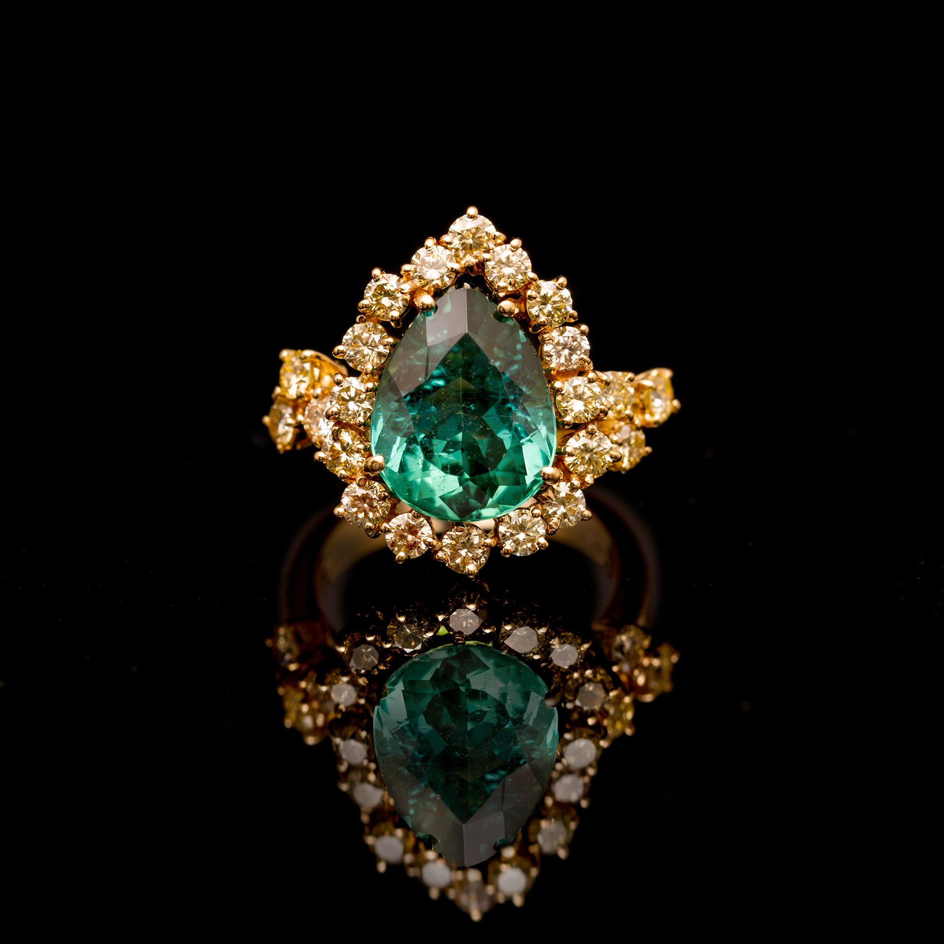 Anello in oro 18 kt con Tormalina Indicolite e Diamanti champagne