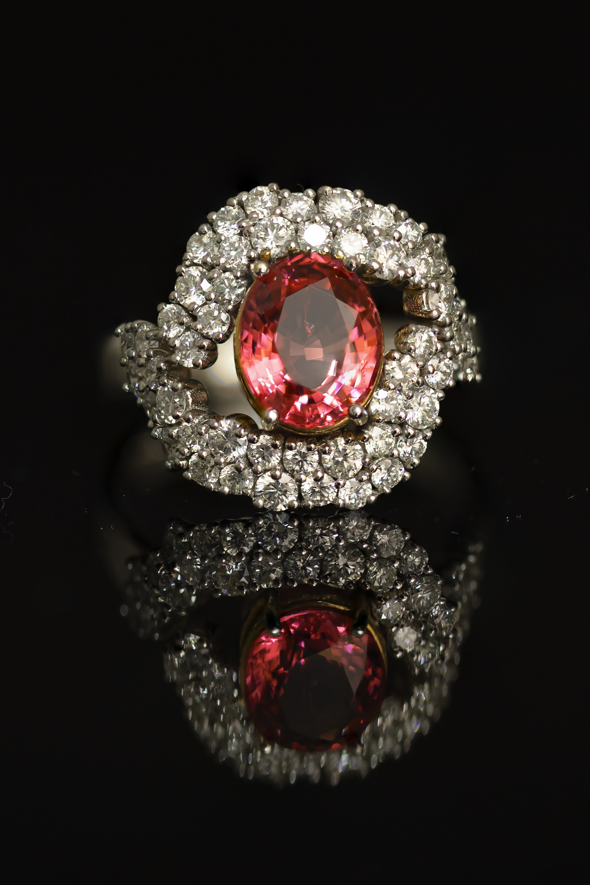 Anello in oro 18 kt con Spinello fucsia e Diamanti