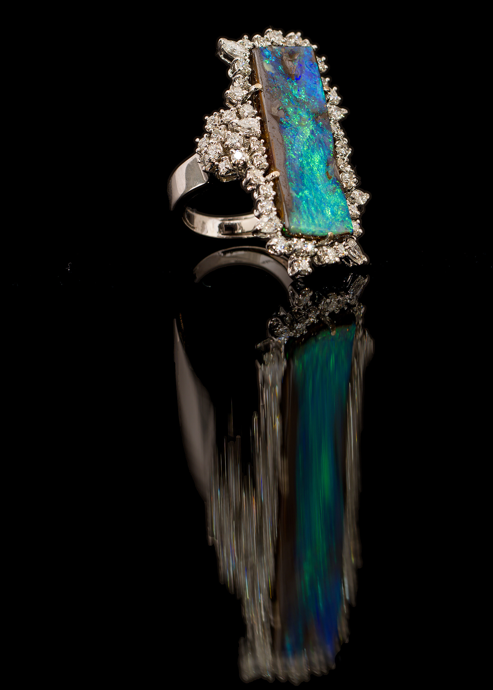 Anello in oro 18 kt con Opale boulder e Diamanti