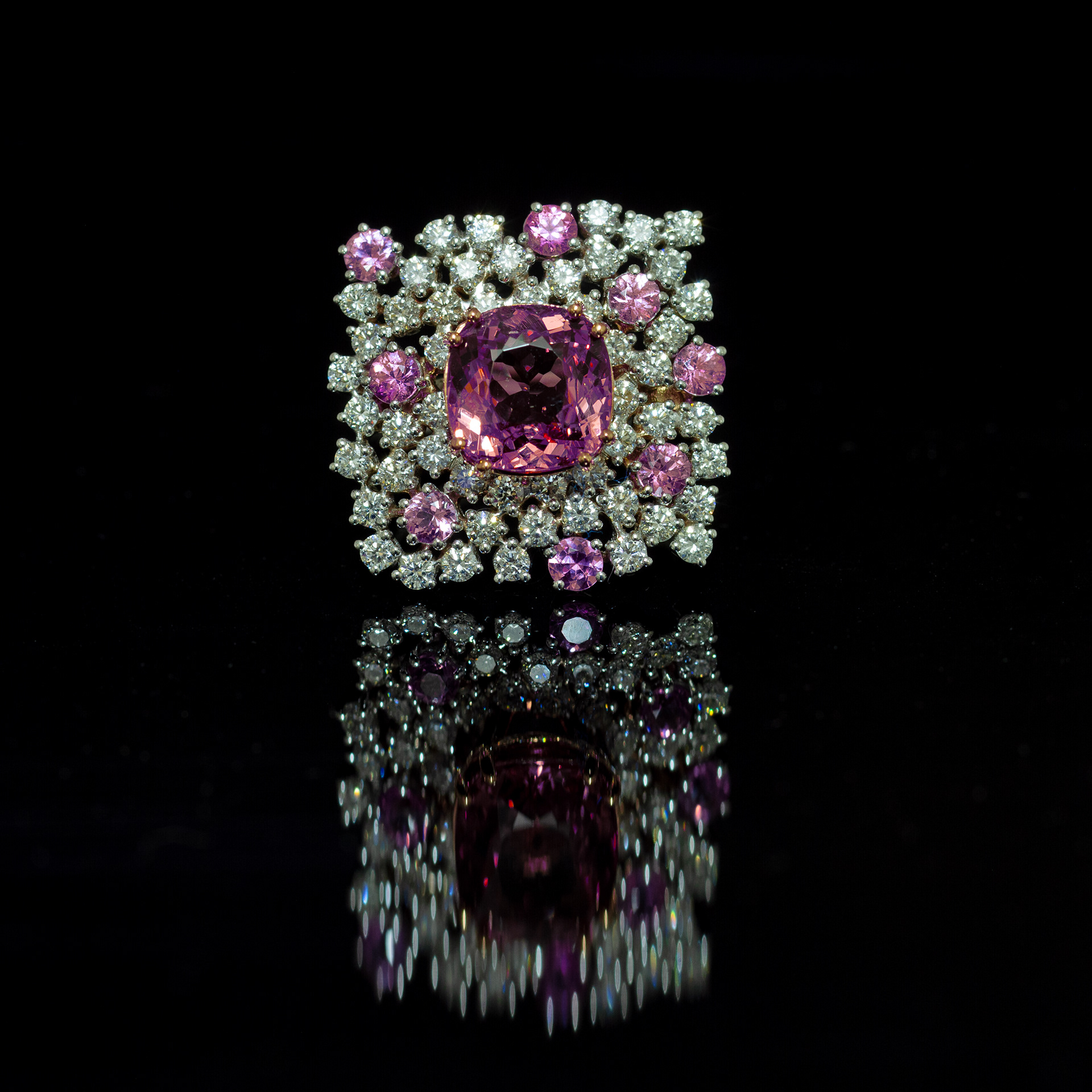 Anello in oro 18 kt con Granato Malaya, Zaffiri rosa e Diamanti