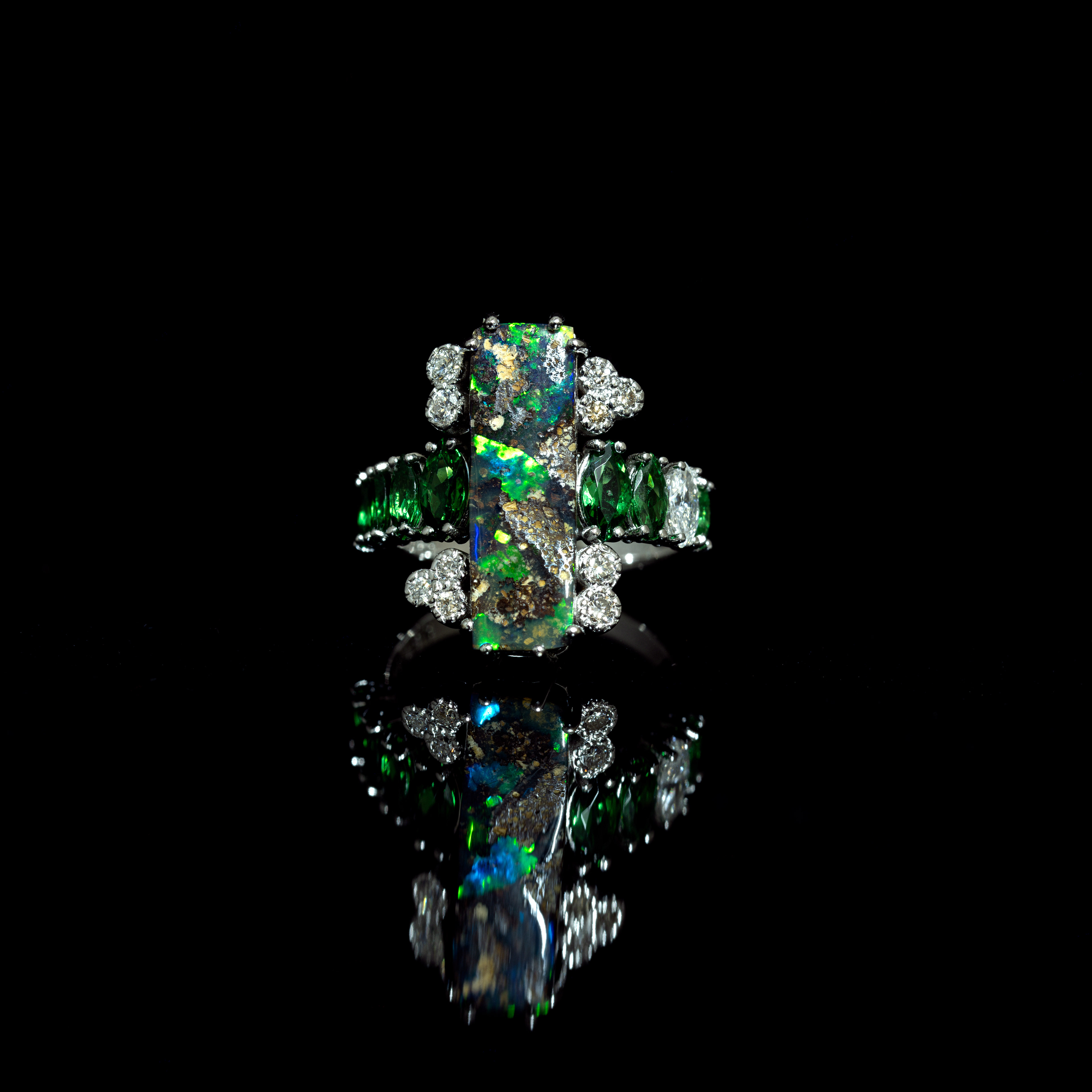 Anello in oro 18 kt con Opale boulder, Tsavoriti e Diamanti