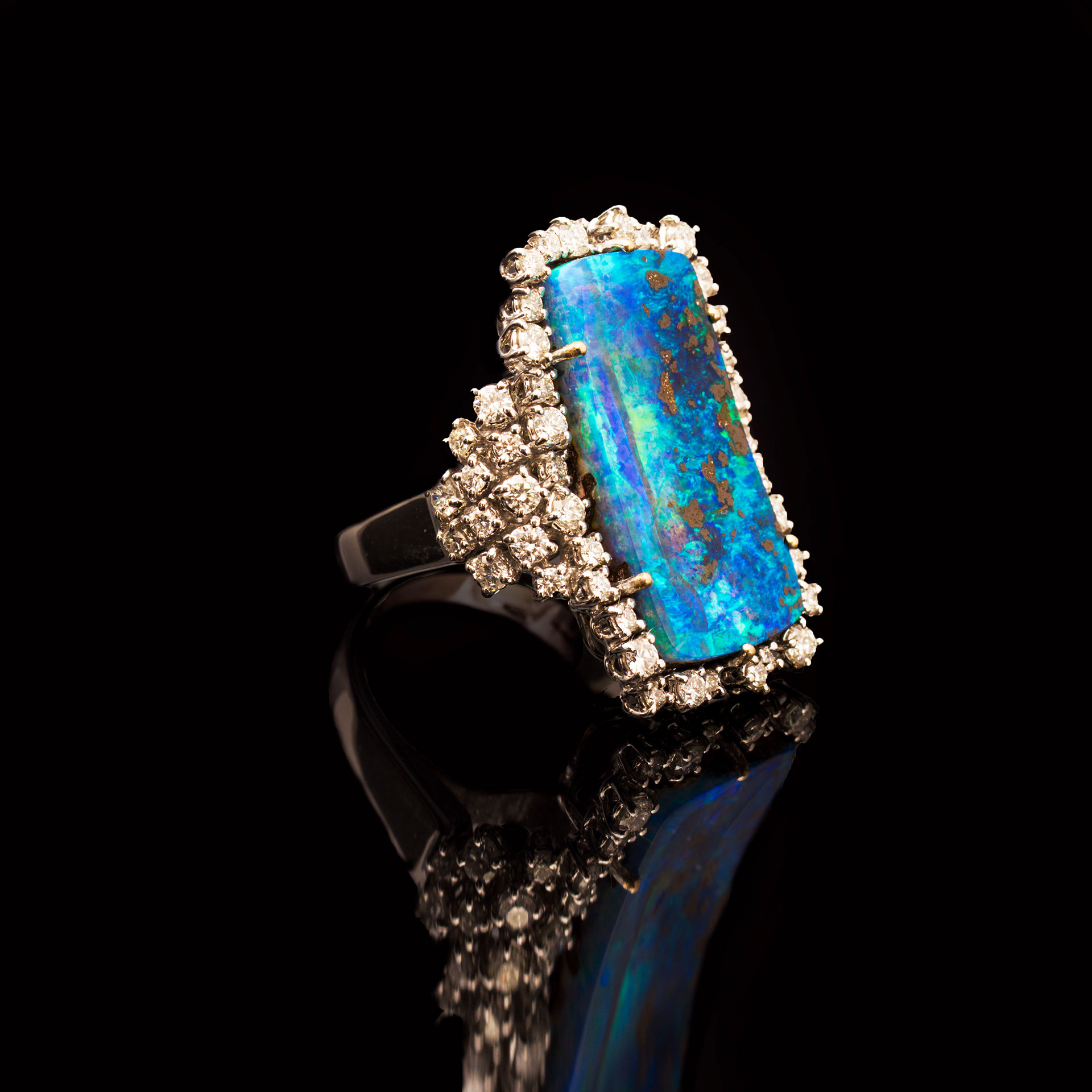 Anello in oro 18 kt con Opale boulder e Diamanti