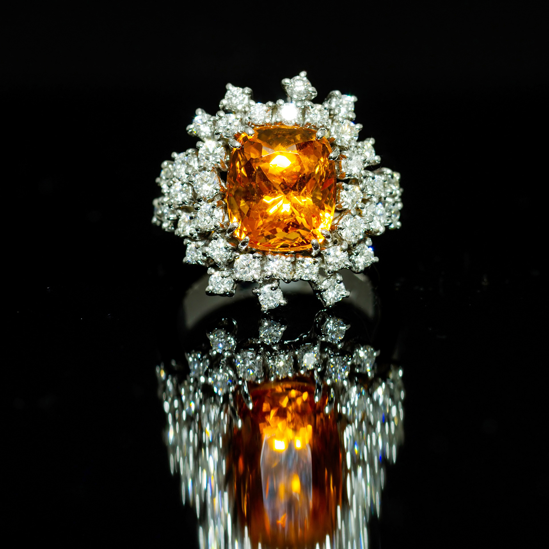 Anello in oro 18 kt con Granato mandarino e Diamanti