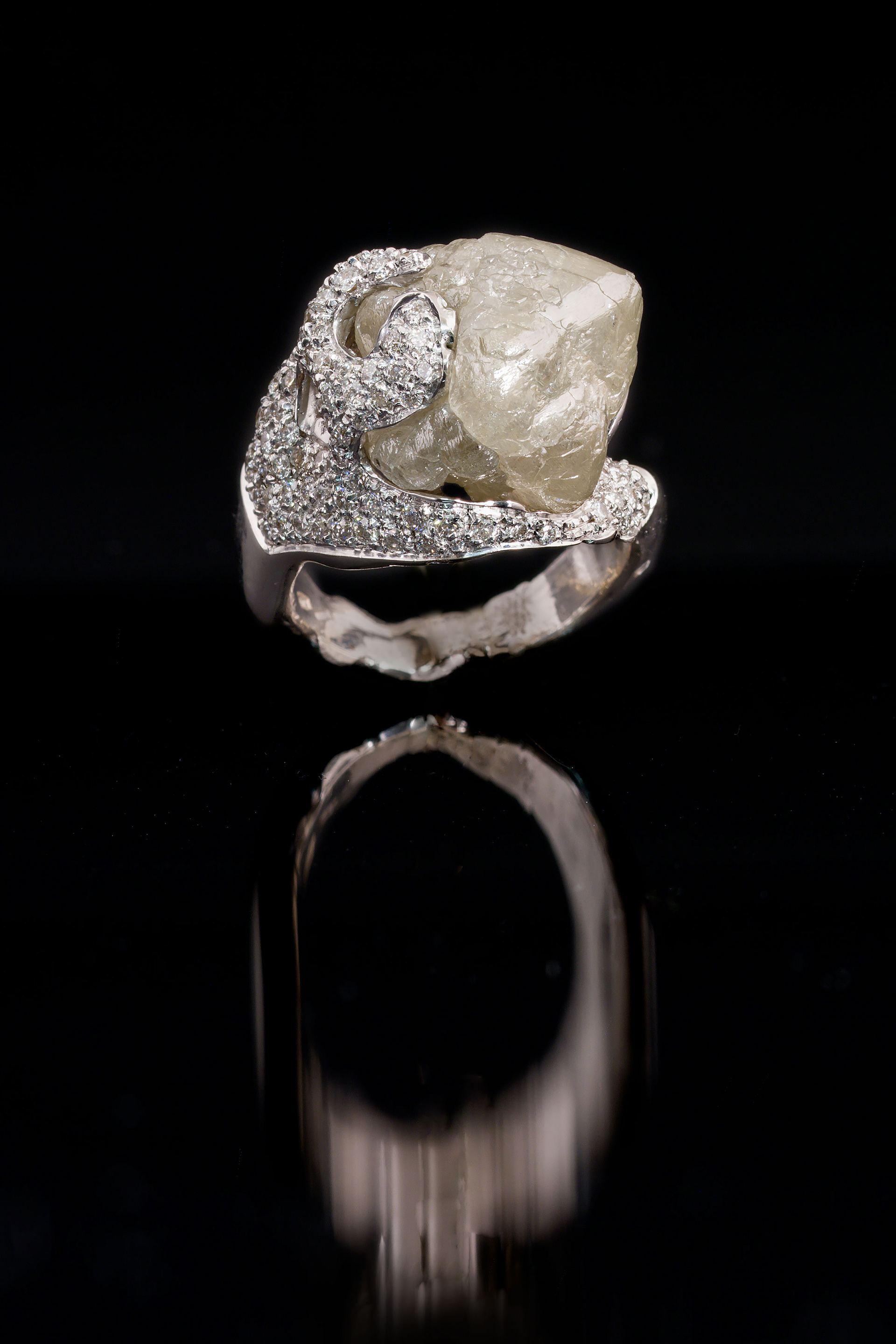 Anello in oro 18 kt con Diamante grezzo e Diamanti